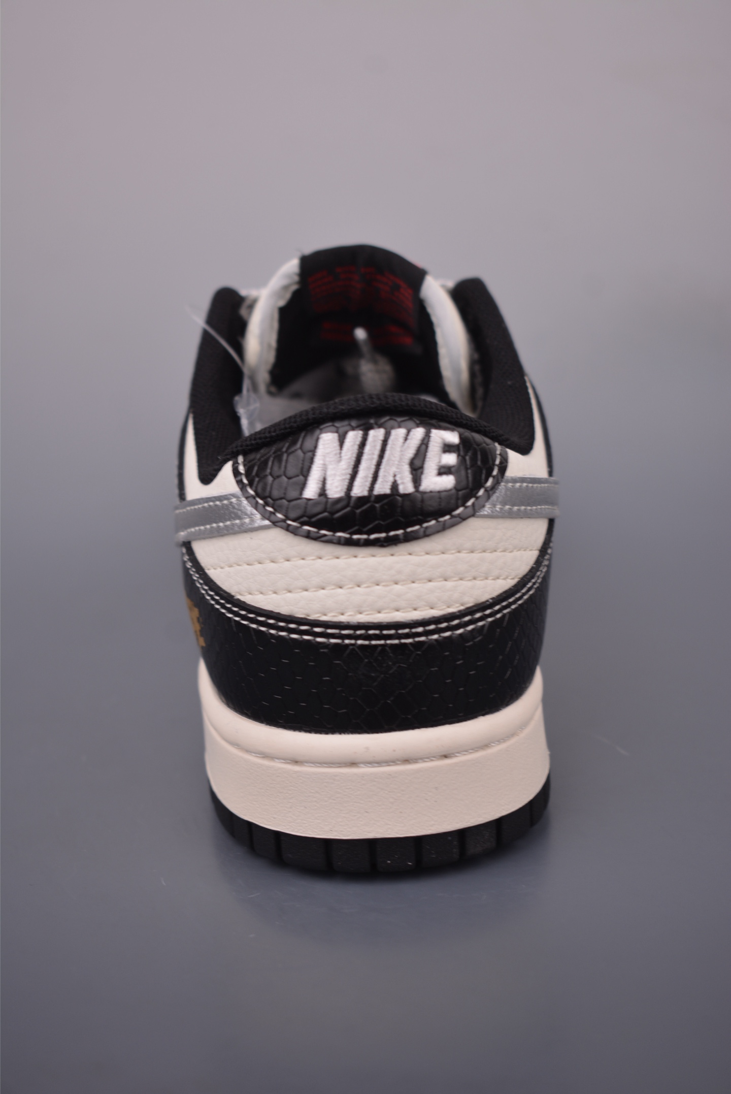 Nike SB Dunk Low Supreme Original Leather Sneakers - Limited Edition 4 i1756759235585 665 0 3