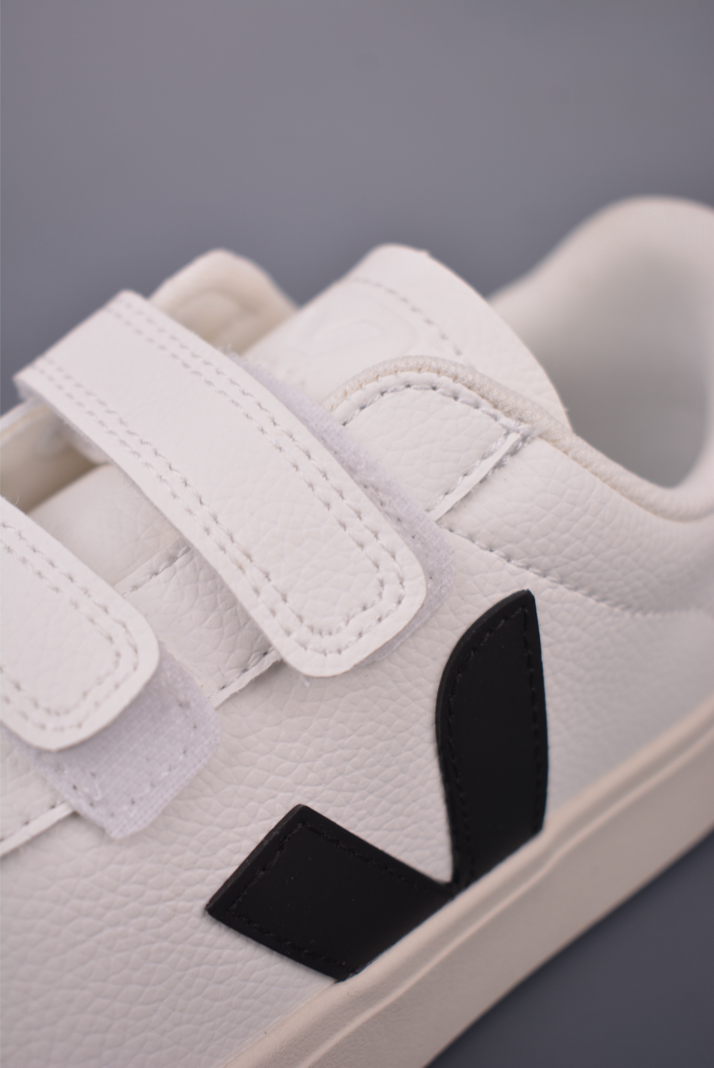 Veja Recife Logo ChromeFree Leather Sneakers - Classic Style, Eco-Friendly Design 8 i1757068347298 802 0 6