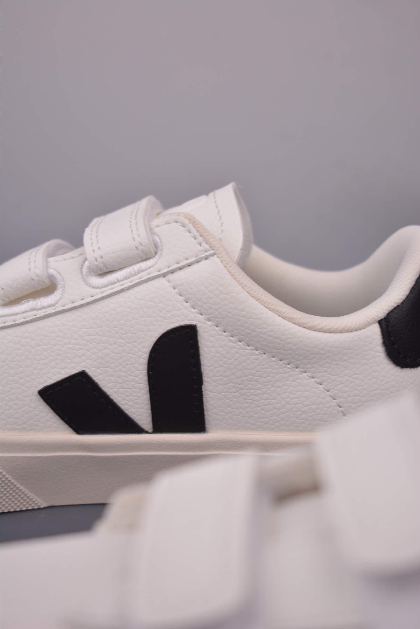 Veja Recife Logo ChromeFree Leather Sneakers - Classic Style, Eco-Friendly Design 9 i1757068347303 7926 0 7