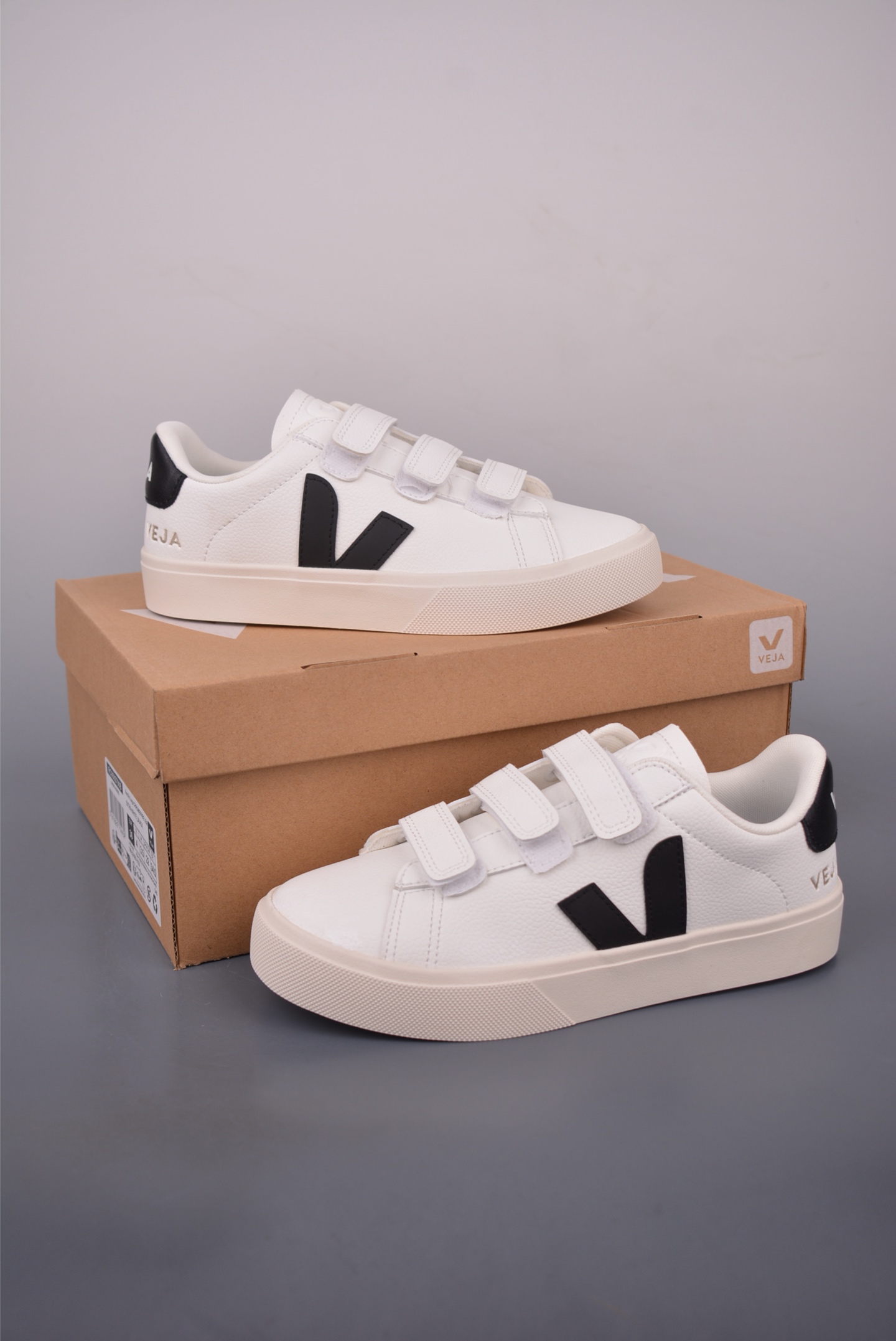 Veja Recife Logo ChromeFree Leather Sneakers - Classic Style, Eco-Friendly Design 6 i1757068347308 3860 0 4