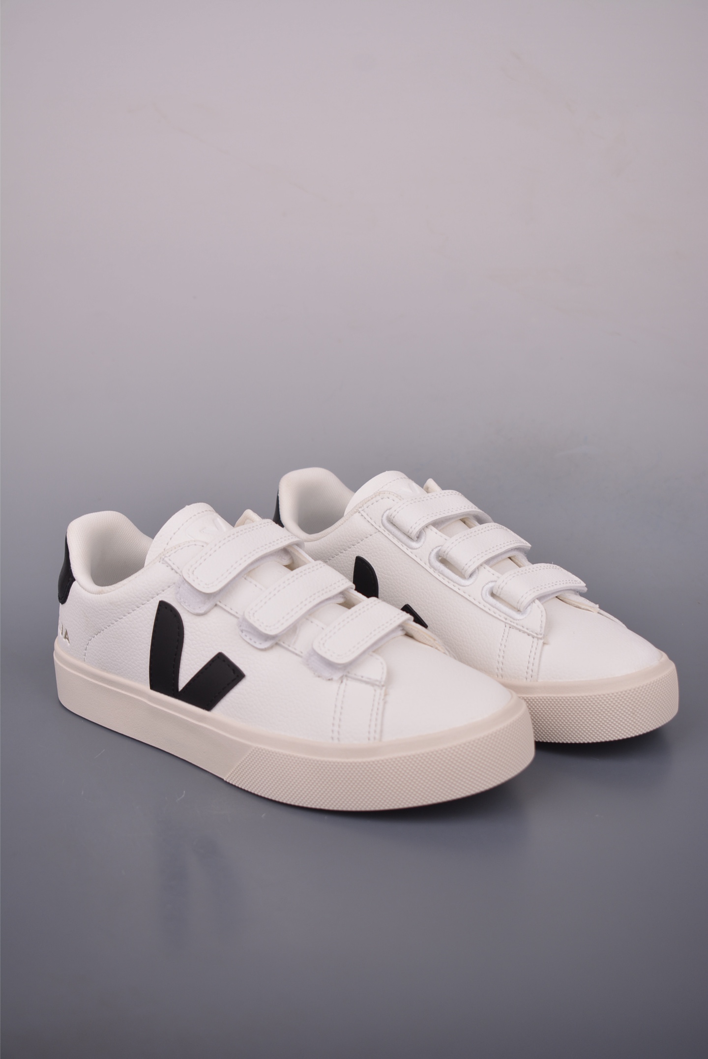 Veja Recife Logo ChromeFree Leather Sneakers - Classic Style, Eco-Friendly Design 2 i1757068349279 7782 0 0