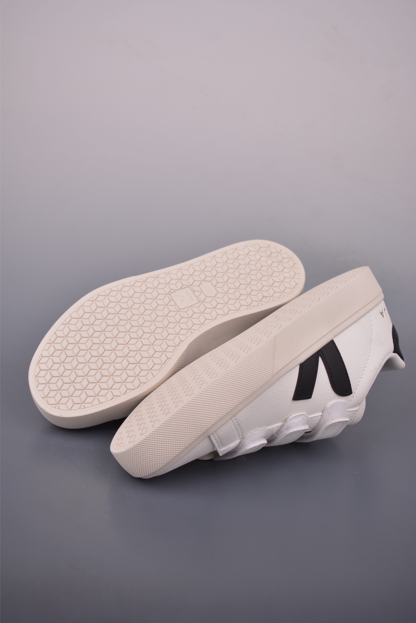 Veja Recife Logo ChromeFree Leather Sneakers - Classic Style, Eco-Friendly Design 4 i1757068349346 2762 0 2