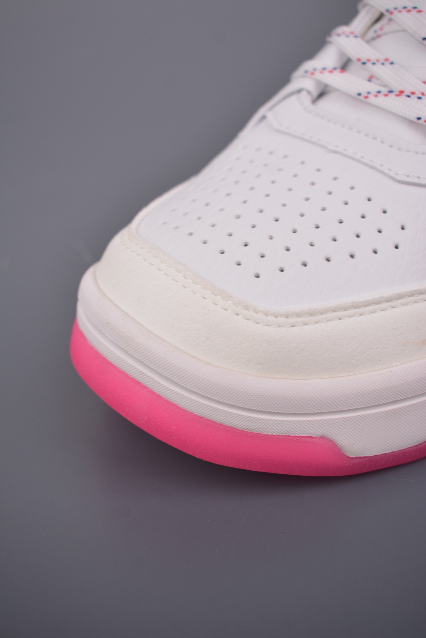 On The Roger Clubhouse White/Pink Women's Sneaker - Urban Exploration Ready 7 i1757116958842 2368 0 5