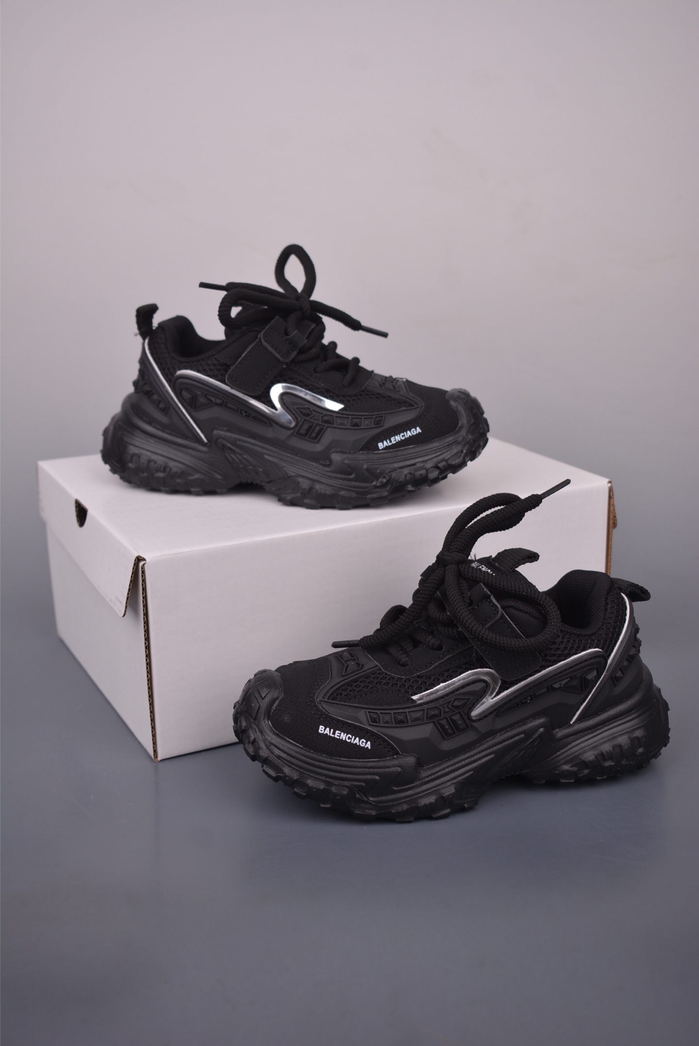Balenciaga Kids' Black Runner Sneakers Comfortable and Durable for Everyday Wear 6 i1757378919127 1690 0 4