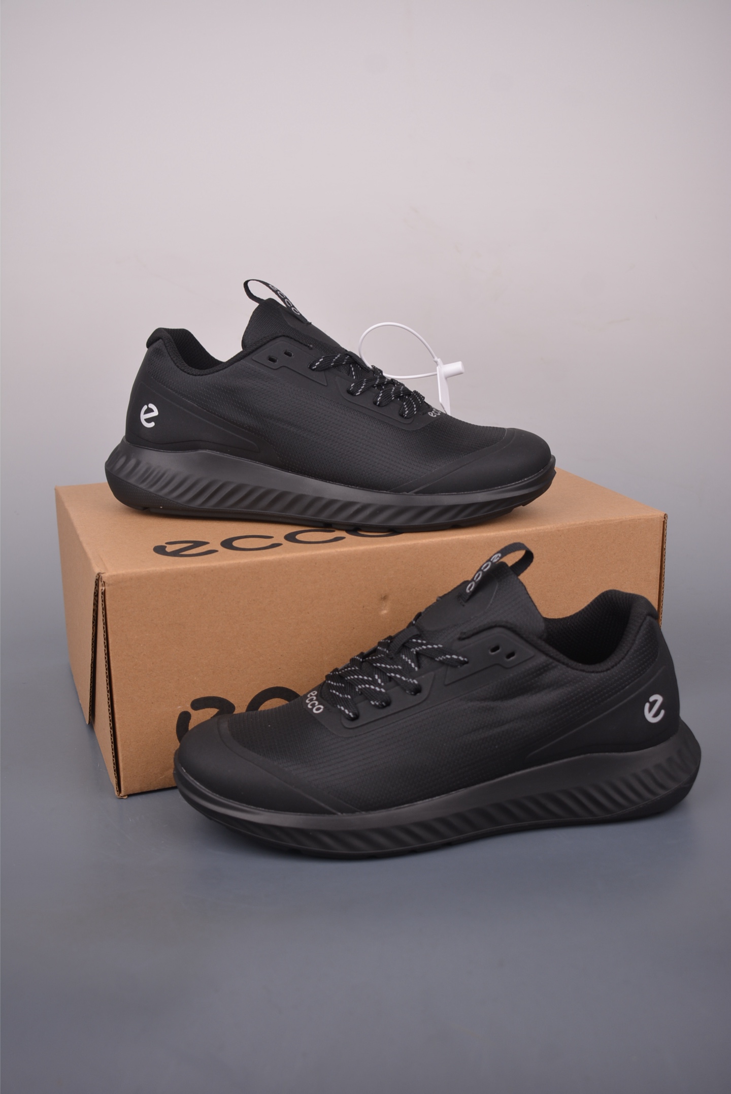 ECCO Men's Leather and Mesh Retro Running Shoes - Comfortable and Stylish 5 i1757462170349 833 0 4