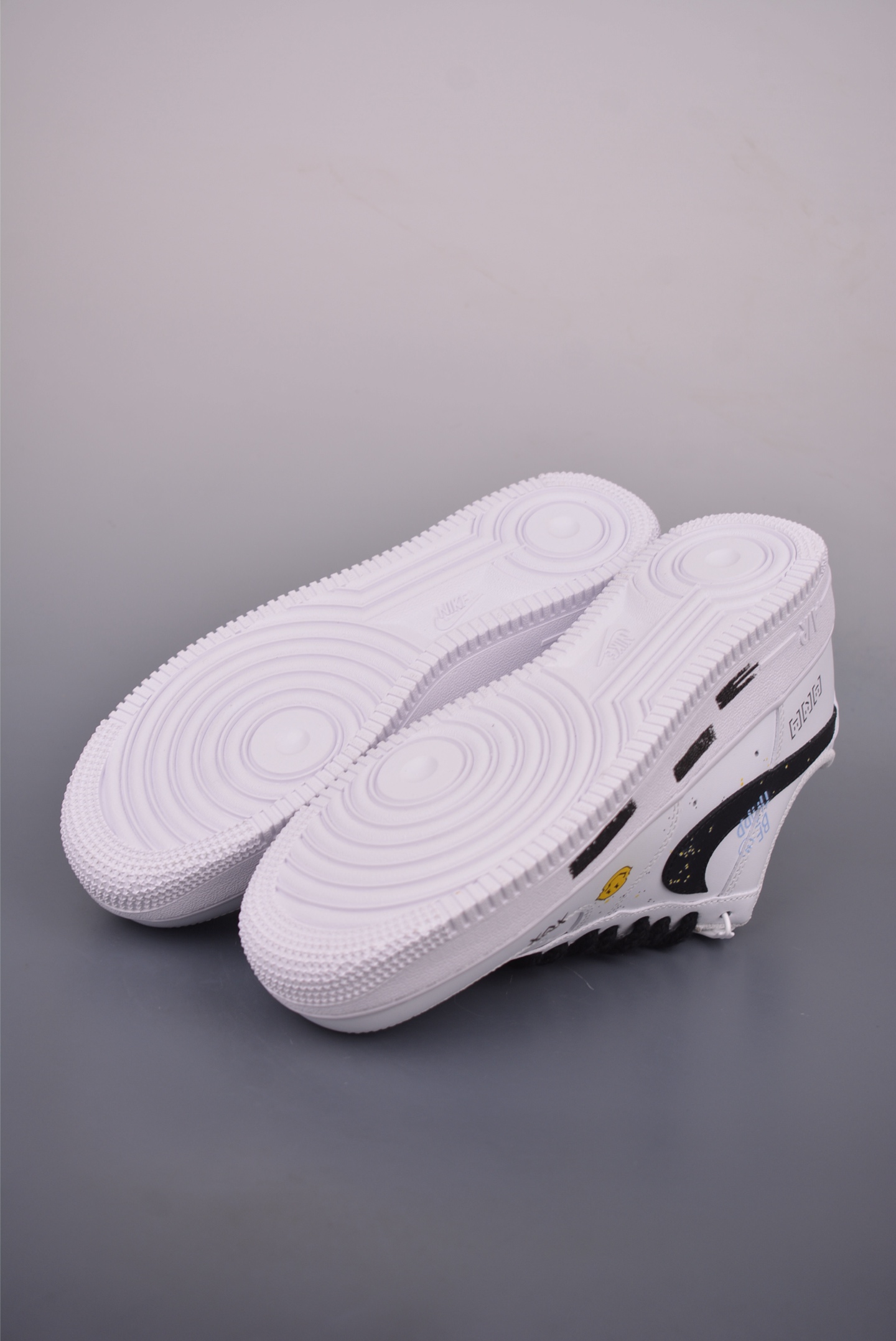 Nike Air Force 1 Low 'Smiley Face' Edition - Authentic Design & Comfort 3 i1757549094761 5446 0 2