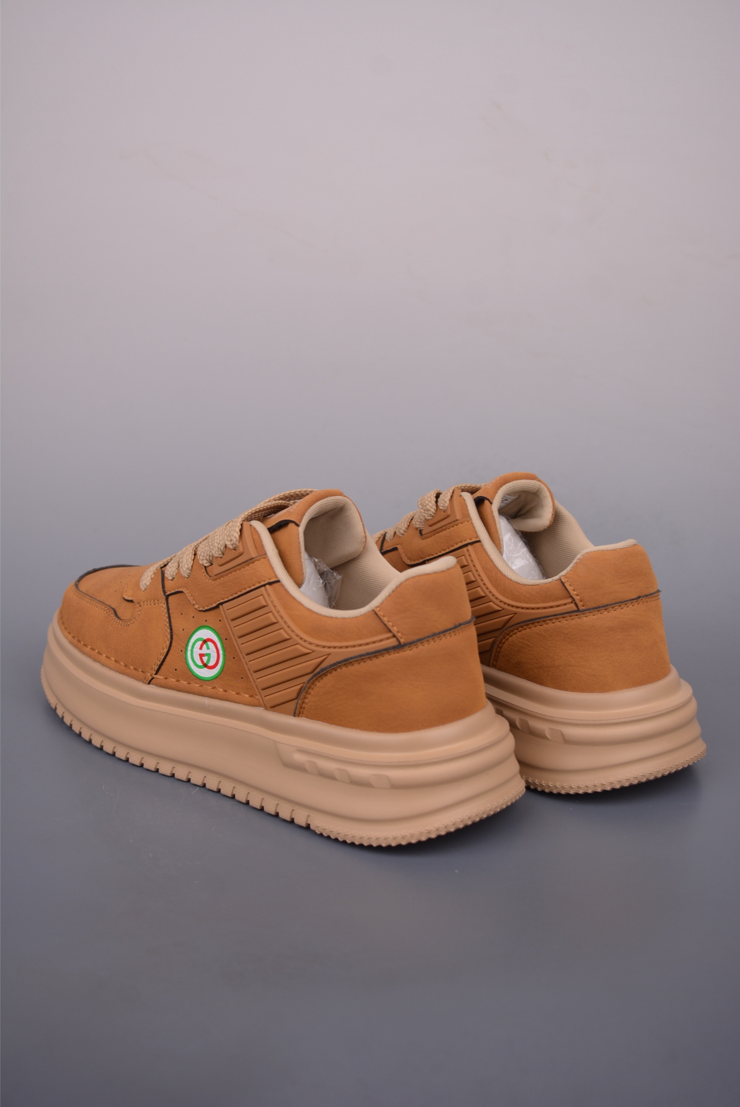 Gucci Men's Leather Sneakers with Geometric Pattern - Stylish and Comfortable 2 i1757720841748 7316 0 1