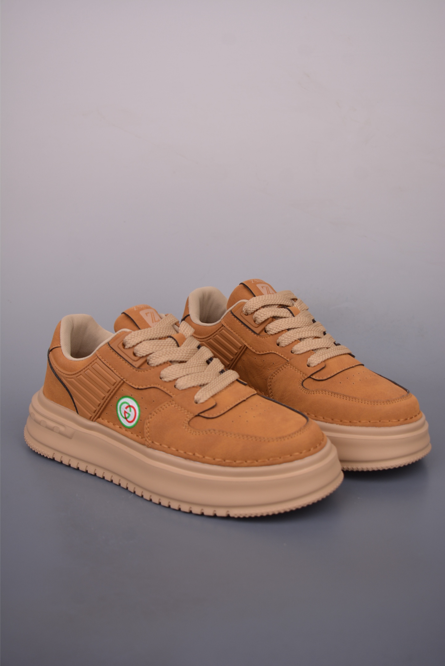 Gucci Men's Leather Sneakers with Geometric Pattern - Stylish and Comfortable