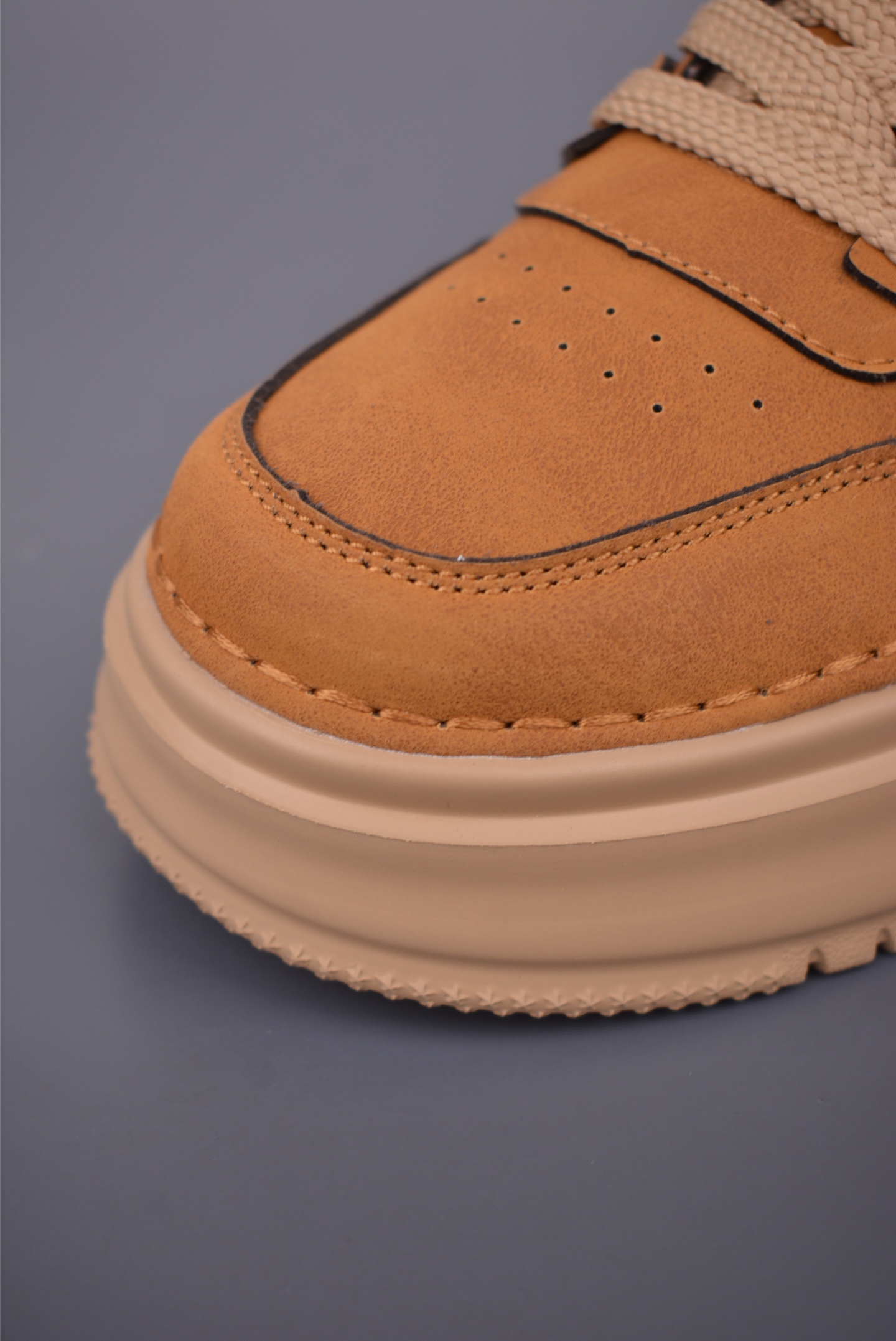 Gucci Men's Leather Sneakers with Geometric Pattern - Stylish and Comfortable 6 i1757720841855 3940 0 5