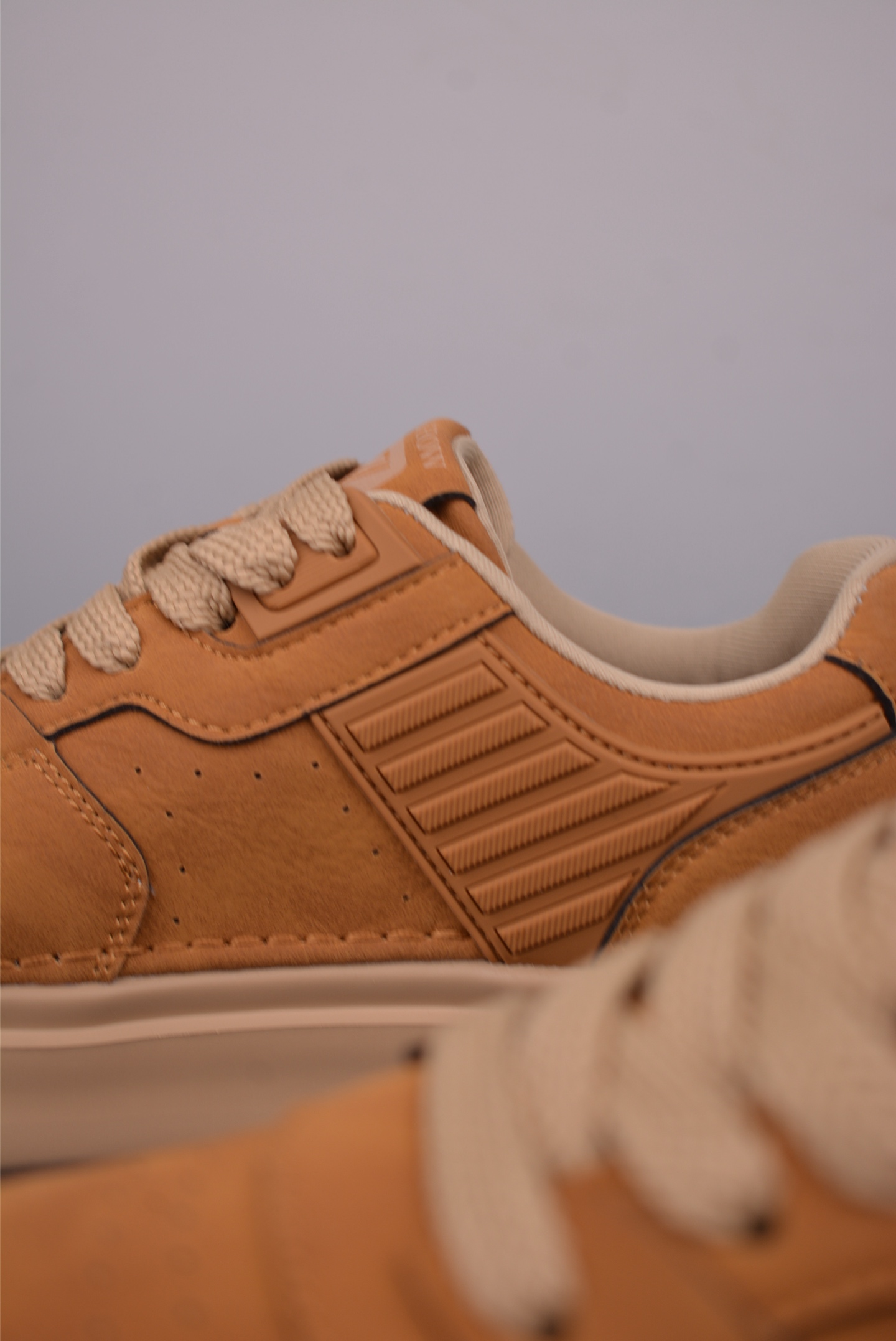 Gucci Men's Leather Sneakers with Geometric Pattern - Stylish and Comfortable 8 i1757720843860 5591 0 7