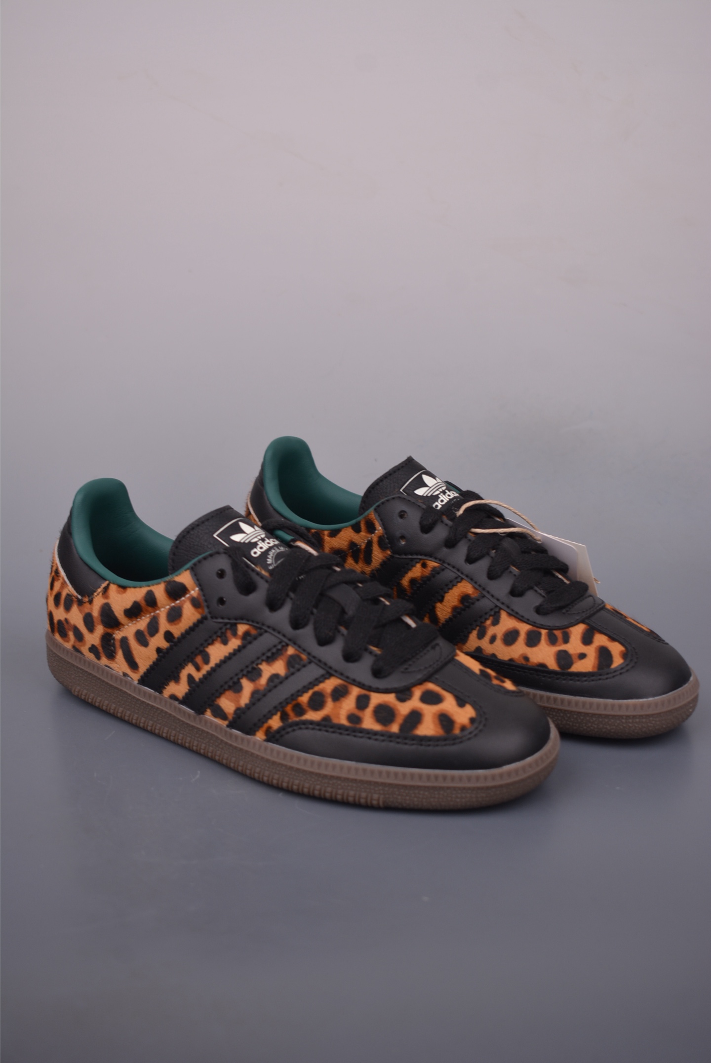 💰180 
Adidas Samba OG  
复古桑巴板鞋 纯原大厂出品 
这款桑巴鞋展示了高质量的工艺 
带有装饰的超锁缝制和无缝的手感 柔软、柔软的皮革造型和标志性的3条纹完成了精致的外观 正规合身鞋带 鞋面上有绒面鞋垫 橡胶鞋底 享受正畸套筒软感 自50年代首次亮相以来就一直在赢得粉丝的青睐 
官方货号: JI27352722
SIZE：36 36.5 37.5 38 38.5 39 40 40.5 41 42 42.5 43 44 45