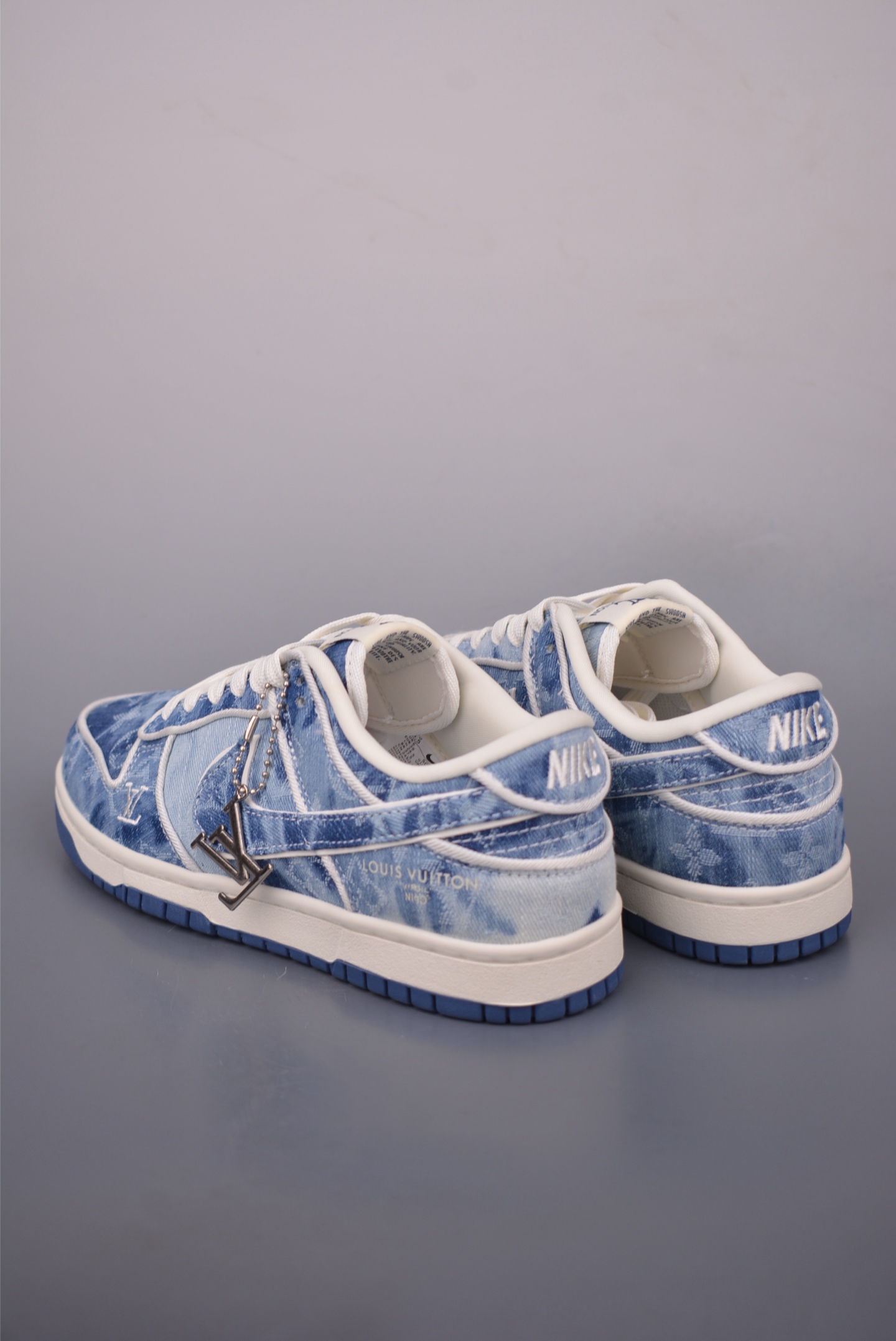 Nike SB Dunk Low Louis Vuitton Collaboration Sneakers - Limited Edition 2 i1757789396385 3214 0 1