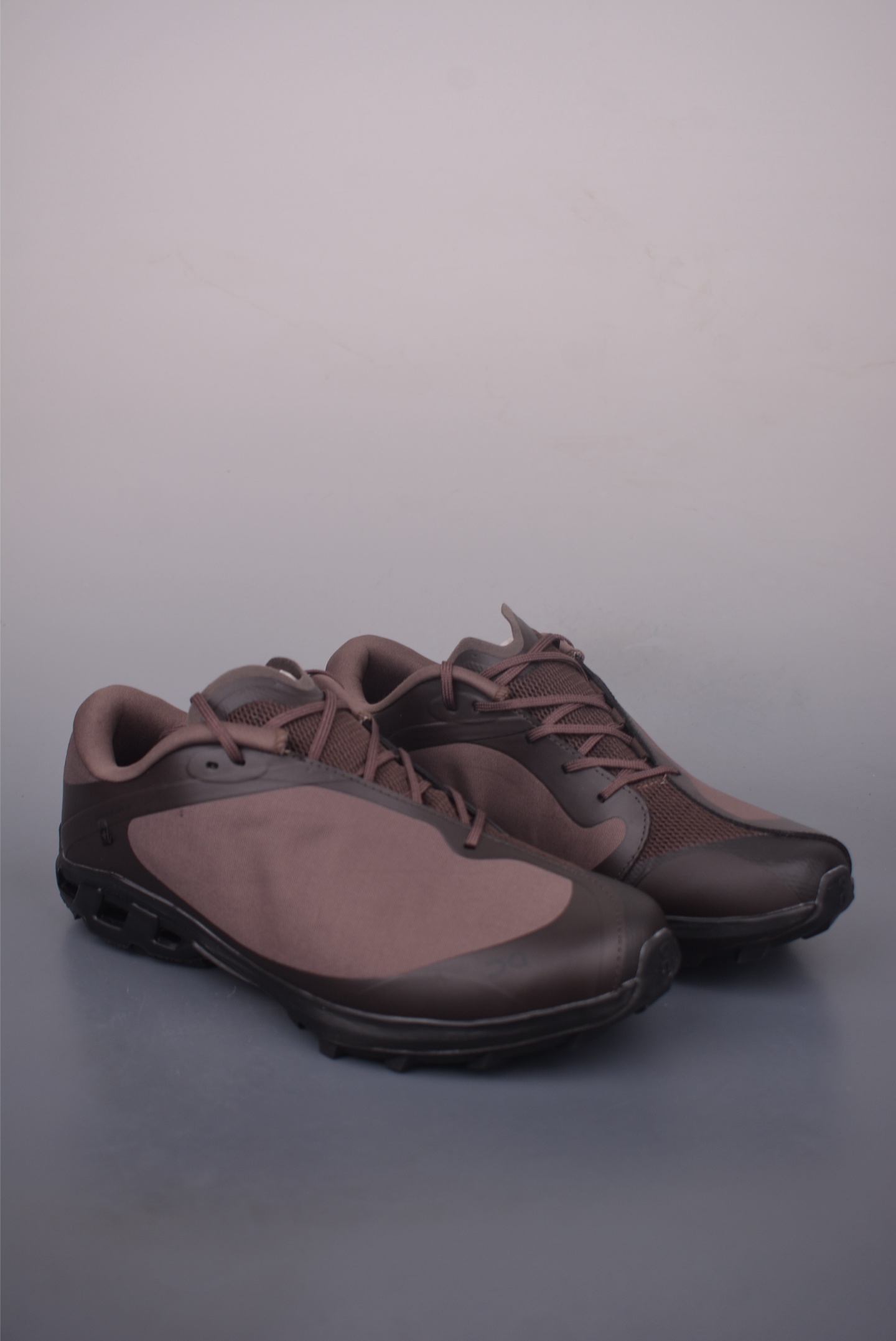 💰260 
POST ARCHIVE FACTION PAF x On 昂跑 Cloudventure Peak 低帮联名款休闲跑步鞋 
采用工程飞织网布组合再生聚酯纤维
鞋面材质搭载独家隐藏镂空CloudTec科技 
泡棉缓震中底黑科技跑出圈的时尚运动新宠 
官方货号: 3363
尺码：36 36.5 37.5 38 38.5 39 40 40.5 41 42 42.5 43 44 44.5 45