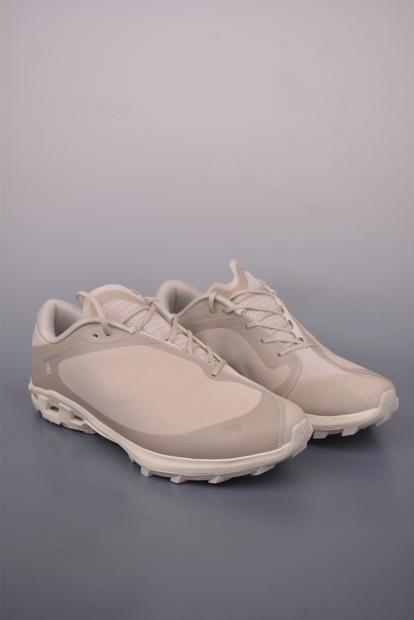 💰260 
POST ARCHIVE FACTION PAF x On 昂跑 Cloudventure Peak 低帮联名款休闲跑步鞋 
采用工程飞织网布组合再生聚酯纤维
鞋面材质搭载独家隐藏镂空CloudTec科技 
泡棉缓震中底黑科技跑出圈的时尚运动新宠 
官方货号: 3363
尺码：36 36.5 37.5 38 38.5 39 40 40.5 41 42 42.5 43 44 44.5 45