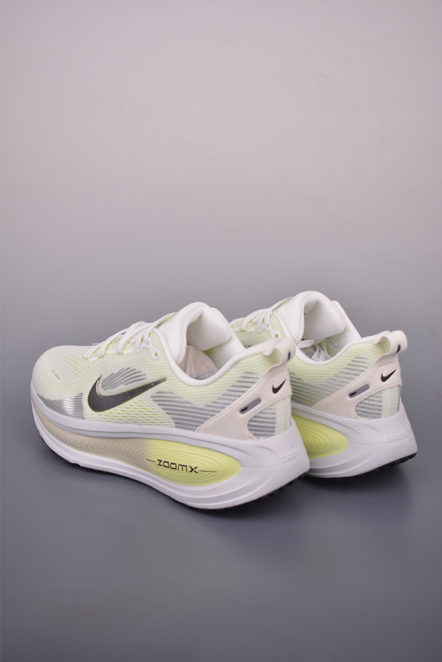Nike Air Zoom Vomero Plus 全新科技提前原鞋开发 运动跑鞋 HM6804-107