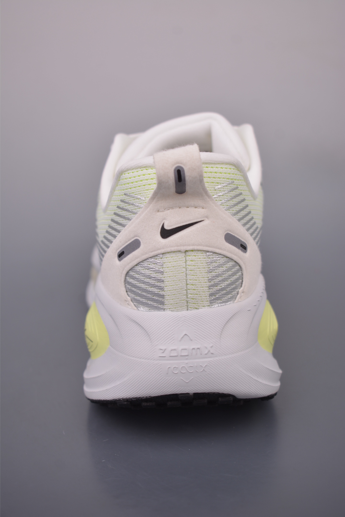 Nike Air Zoom Vomero Plus 全新科技提前原鞋开发 运动跑鞋 HM6804-107