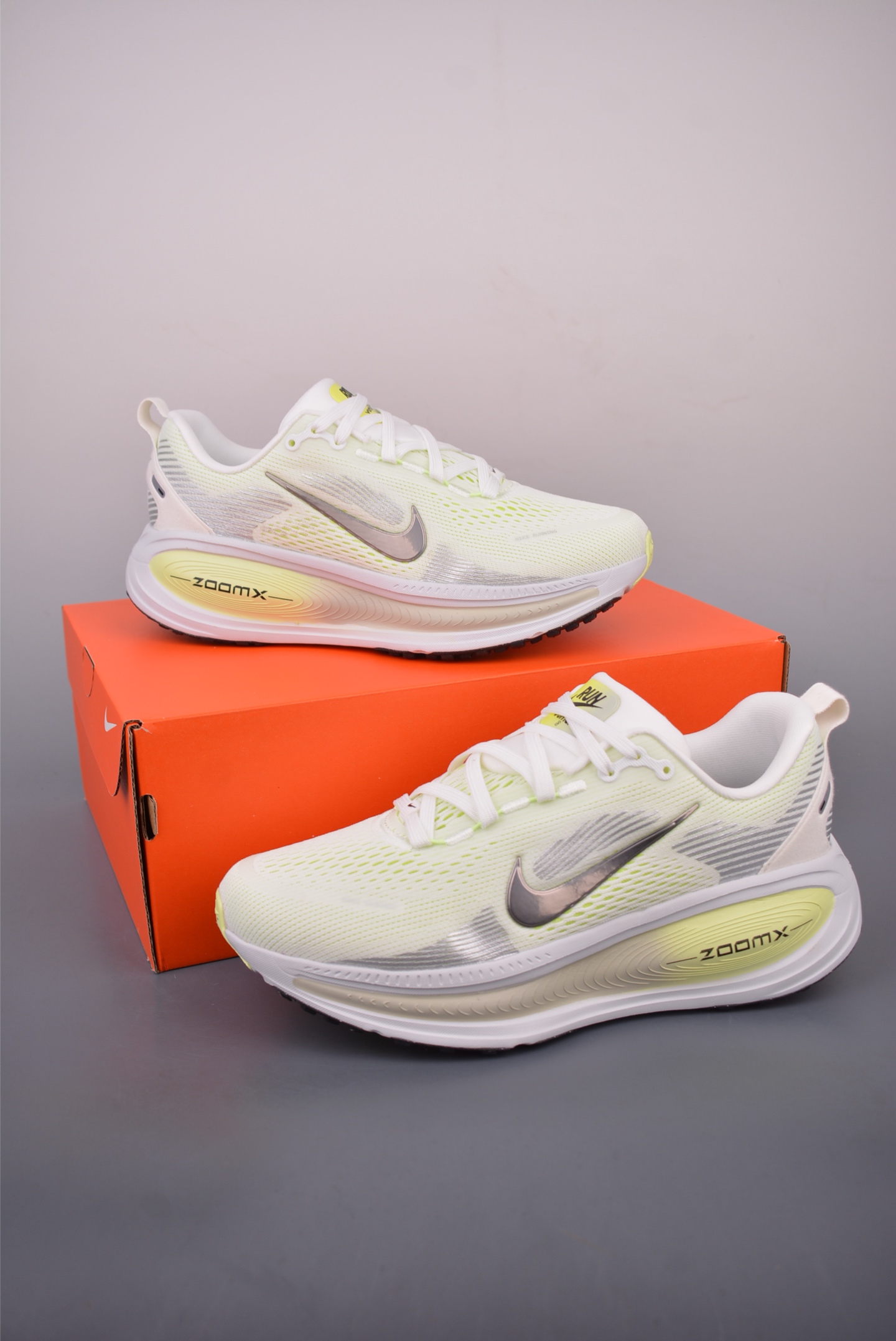 Nike Air Zoom Vomero Plus 全新科技提前原鞋开发 运动跑鞋 HM6804-107