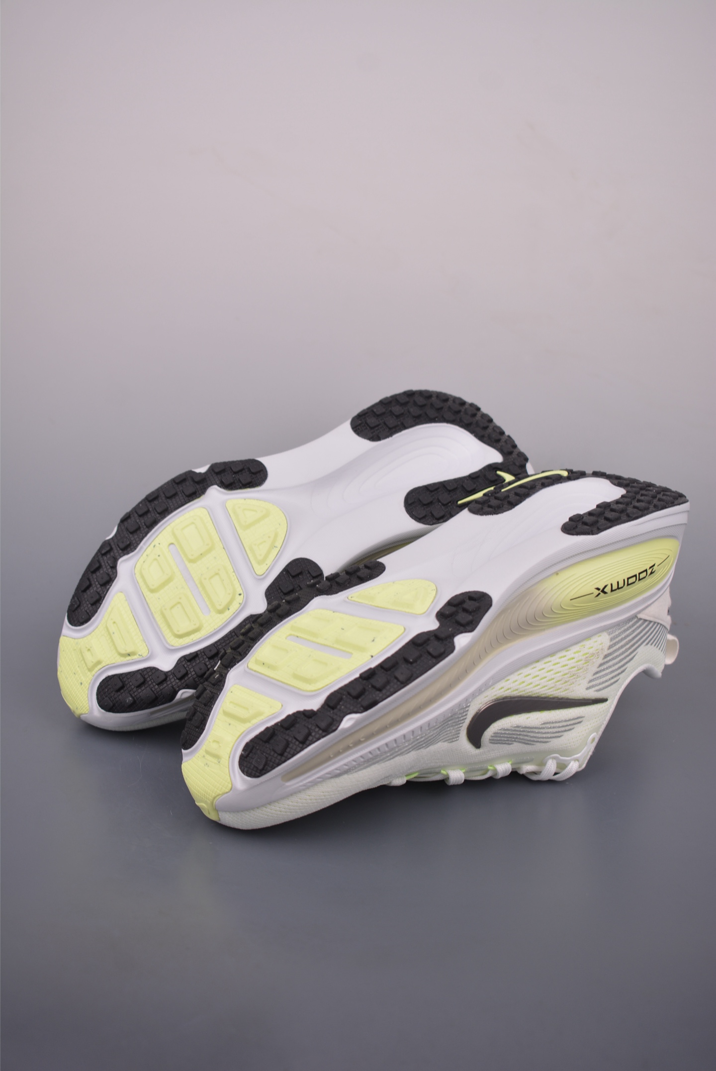 Nike Air Zoom Vomero Plus 全新科技提前原鞋开发 运动跑鞋 HM6804-107