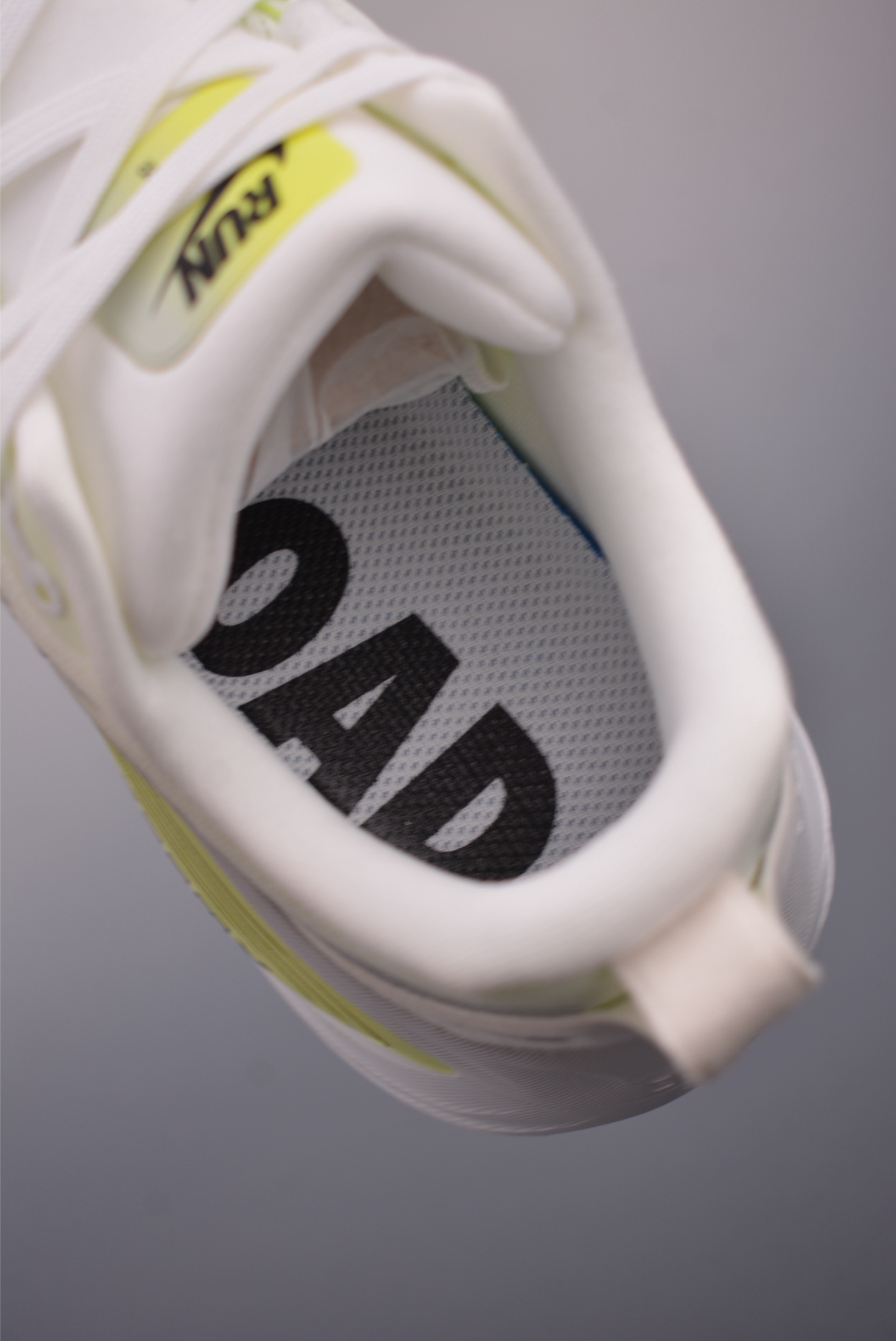 Nike Air Zoom Vomero Plus 全新科技提前原鞋开发 运动跑鞋 HM6804-107