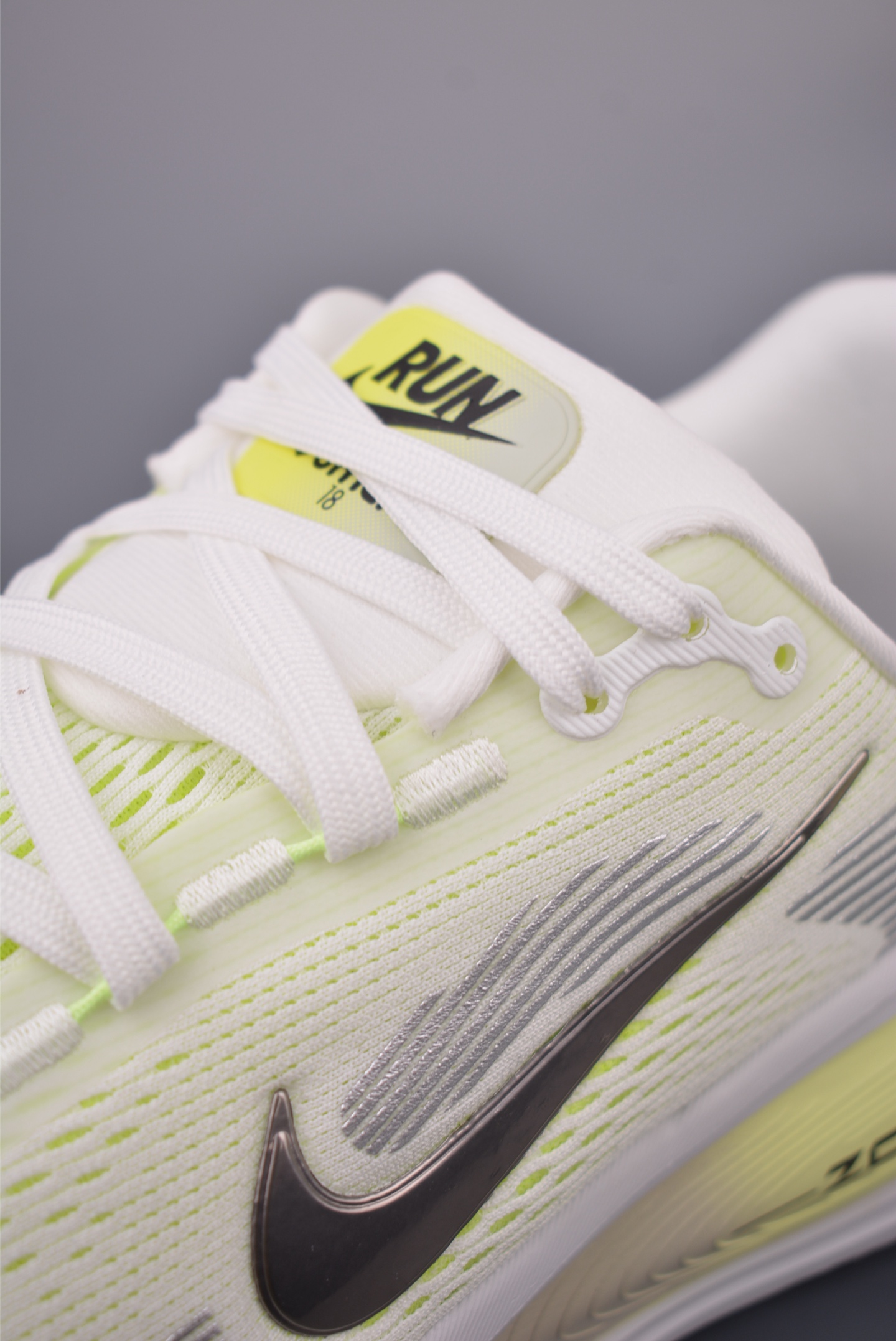 Nike Air Zoom Vomero Plus 全新科技提前原鞋开发 运动跑鞋 HM6804-107