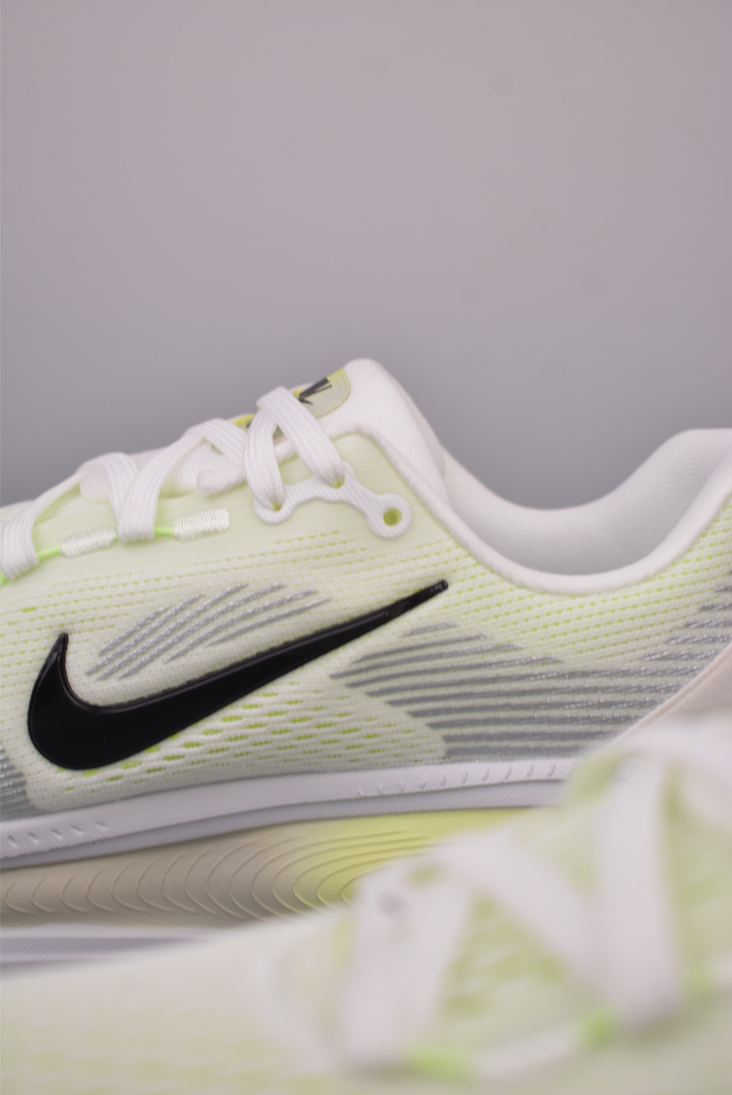 Nike Air Zoom Vomero Plus 全新科技提前原鞋开发 运动跑鞋 HM6804-107