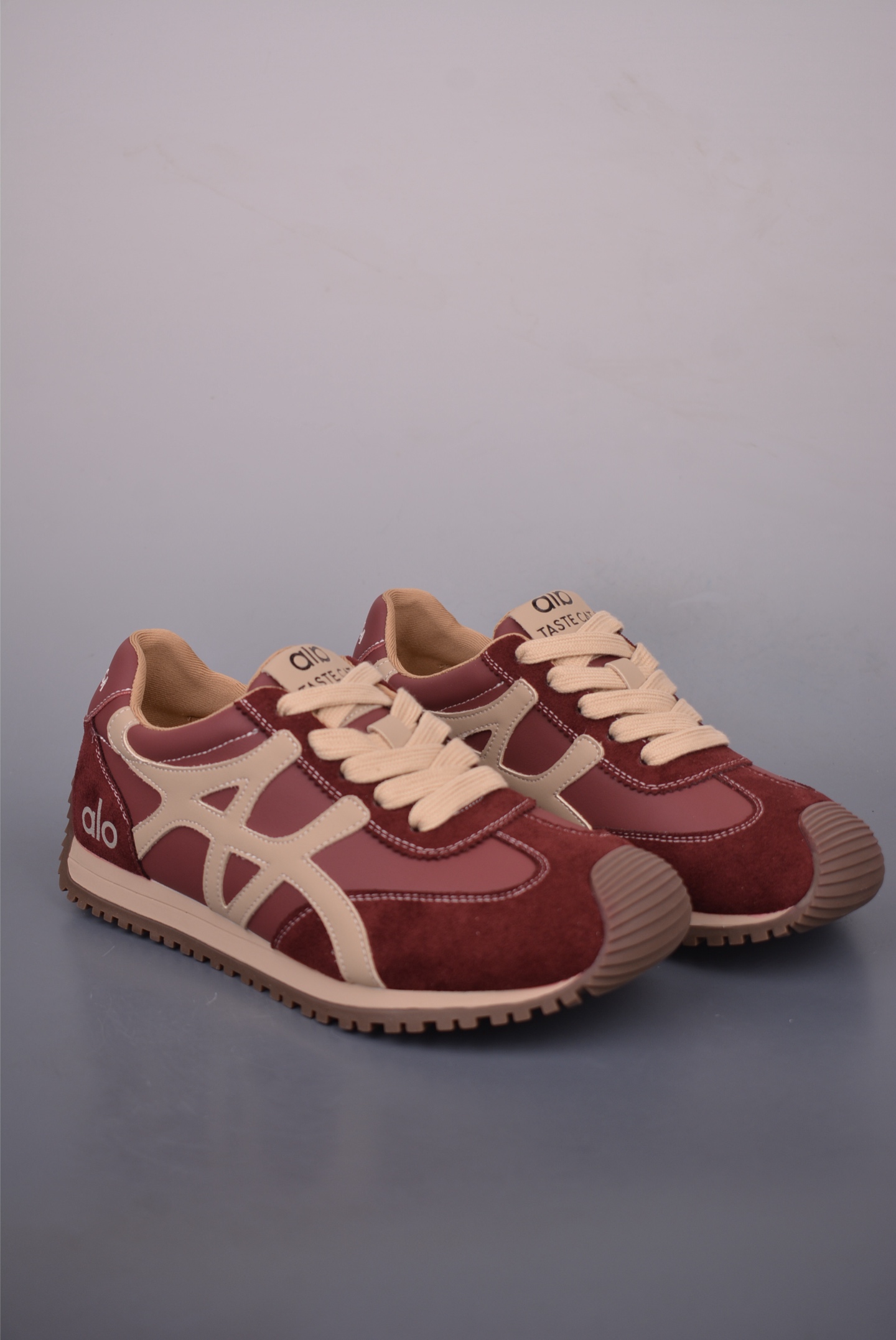 💰260
ALO 缪缪 Sko A/S新款德训鞋
颜值担当火爆款 厚底老爹鞋
不得不入的一款 做旧日时尚
简约高级 随意搭配上脚非常舒适 年度必入款
最新走秀款运动小白鞋国内外博主刷爆的一款
小红书种草系列
复古又时髦上脚美炸了简约的运动板鞋设计
极具辨识度的鞋舌 打造佛系甜美的休闲风
上脚气场十足随意搭配 选用头层牛皮材质
内里丝绸牛皮里 原版t抽真空厚底 复古擦色做旧
官方货号: 202509183633
尺码:35 36 37 38 39 40