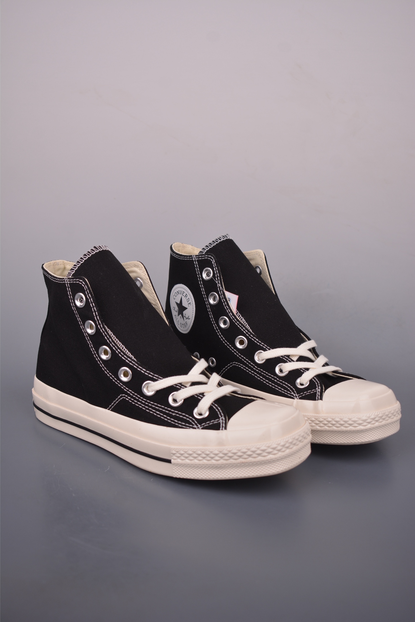 💰130 
Converse All Star SQUARETOE Hi
匡威新款 日本限定 新款方头系列 
耐磨高帮男女同款休闲帆布鞋
来自Converse Japan 全新「Square Toe」系列，保留了Chuck Taylor标志性设计，只不过把那个再熟悉不过的圆头，换成了一个干脆利落的「方头」。变化虽小，风格却大不同！
设计上与早前Rick Owens 的联名方头有几分神似，却更日常、更易穿、更人人皆可驾驭。
值得一提的是，方头造型不仅更有态度，也在前掌预留了更多空间，让穿着体验更加舒适，好看又好穿，真的很难不心动。
货号：31316080 黑白
货号：31316081 米色
尺码：35 36 37 38 39 40 41 42 43 44
（⚠️方头款尺码比1970s偏大一码）
