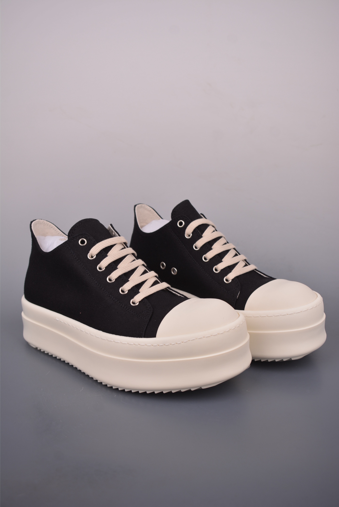 💰480 
Rick Owens DRKSHDW Hollywood  
瑞克·欧文斯  黑白帆布  广东顶级版本
【面料】 东莞原厂进口全新2025年新材质 高丝光轻绒感12盎司帆面
【鞋带】 鞋带采用水染定织法工艺，高密度之下，透出光泽感！
【鞋头】 奶白色小牛皮，软糯，轻轻按压有牛皮细细的纹理质感！
【鞋底】TPU大底奶香味！硬度、肤感一比一！鞋底logo钢印清晰正确！
【鞋垫】整张牛皮鞋垫+logo ，独家私人开模冲孔
官方货号: RU02C78973633
【尺码】 ：36 37 38 39 40 41 42 43 44 45 46  适应外贸业务，超大尺码！