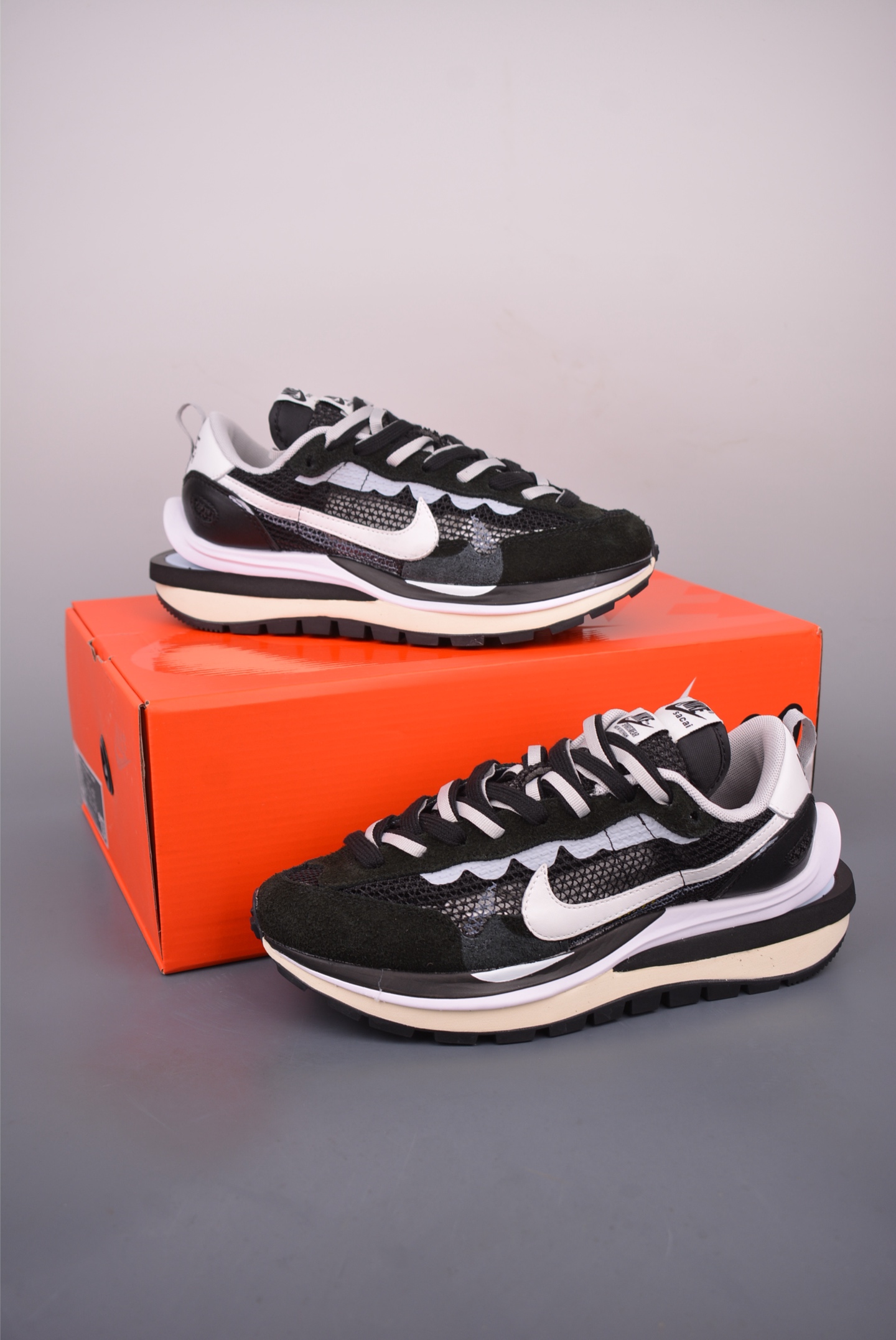 Sacai x NIKE VAPORWAFFLE 联名解构走秀款 公司级版本 清洁度鞋型全网第一 原楦原纸板 同步原厂生产工艺流程 网纱、皮料、swhoosh材料百分百原厂匹配 支持全方位对比发售原鞋 原厂纸板开发 双钩距离精准对位 鞋头包边宽度一致 吊打一切市面纯原版本 原盒配件齐全 纸板中底钢印齐全 原厂钢印墨水 官方货号:CV13632529