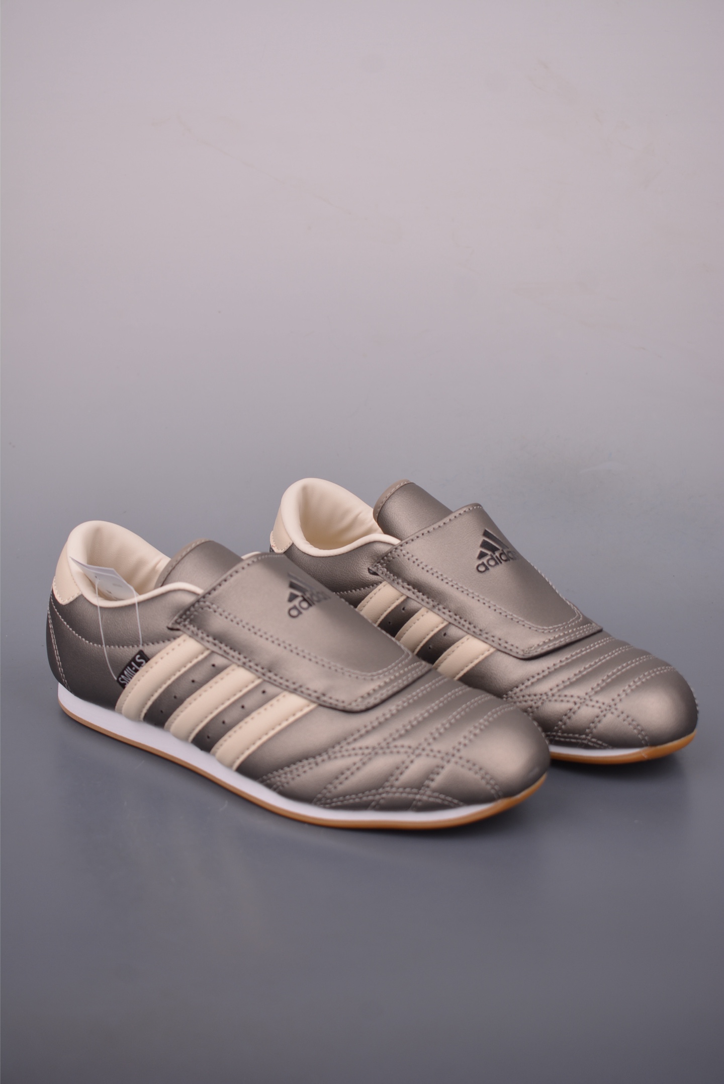 💰130
Adidas originals Taekwondo Low
跆拳道系列 经典复古薄底训练慢跑鞋 TAEKWONDO (跆拳道)受武术鞋启发
符合人体工程学 鞋身极其 “苗条”
采用 slip-on 的款式 弹性的帆布鞋面
配备独特的 gum rubber 生橡胶鞋底
复古风和厚重 “老爹鞋” 的流行
官方货号:JQ82002226
尺码:36 36.5 37 38 38.5 39 40 40.5 41 42 42.5 43 44 44.5 4