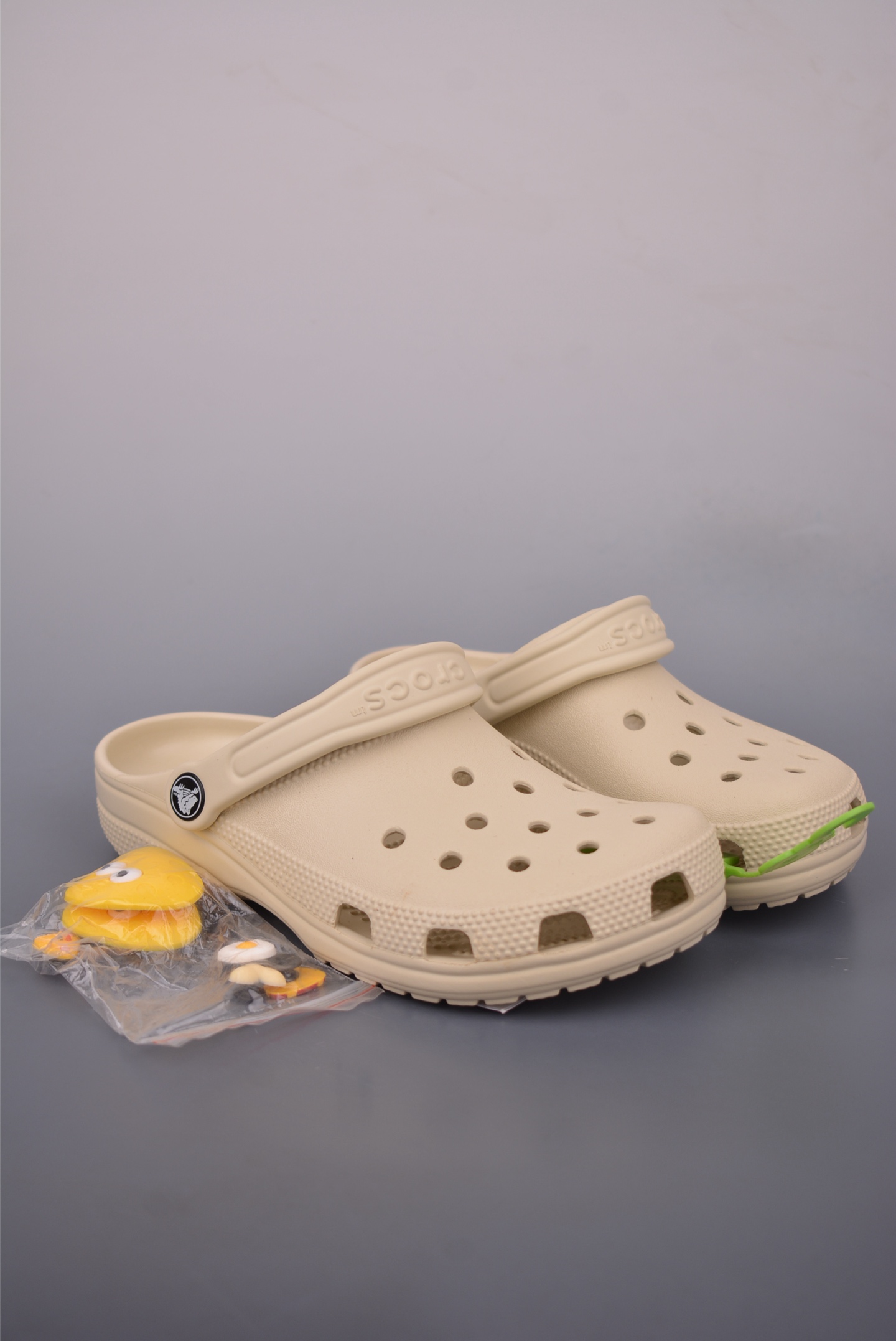 清仓福利🔥💰60
史诗级独家特价 限时抢购
广东原厂 Crocs 卡骆驰
经夏季两用沙滩洞洞鞋 凉鞋拖鞋
透明防水袋包装 注意配件需单独购买
超轻Croslite专利材料打造
鞋面更加耐用易清洗
该鞋款轻盈舒适 经典克骆格诞生 秉承外形简单
穿着舒适的初衷 不断为消费者带来舒适的穿着体验 穿出“趣”味
鞋面洞洞可搭彰显个性的智必星 一鞋两穿
可调节式后跟带增添鞋身的稳固性能
放前面变成愜意舒适的凉拖
放后面行走跑跳更加稳妥 Croslite ™材料
封闭式细胞树脂 能够在体温作用下自动变形以适应脚部形状
涉水性优秀的同时易于清洁 抓地力强 不易打滑
Crocs的核心轻便 灵活 全方位的舒适感
官方货号: 331133
同步官方尺码:
M4/W6= 36-37
M5/W7= 37-38
M6/W8=38-39
M7/W9= 39-40
M8/W10=40-41
M9/W11=42-43
M10/W12=43-44
M11/W13= 45-46
