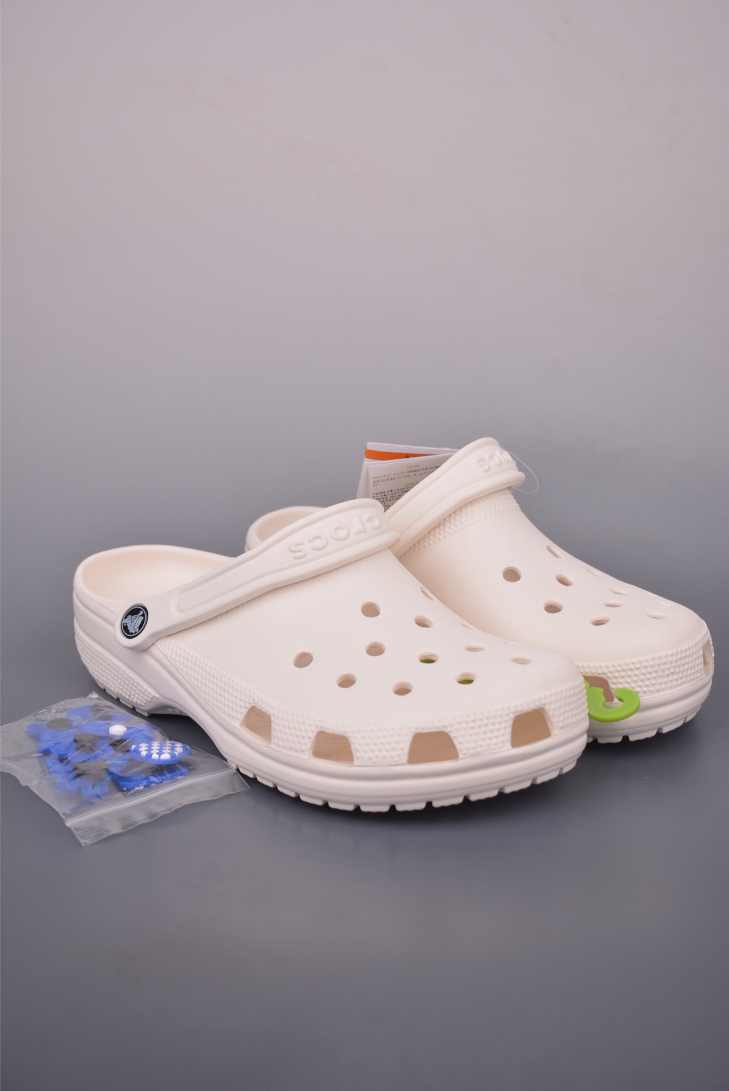 清仓福利🔥💰60
史诗级独家特价 限时抢购
广东原厂 Crocs 卡骆驰
经夏季两用沙滩洞洞鞋 凉鞋拖鞋
透明防水袋包装 注意配件需单独购买
超轻Croslite专利材料打造
鞋面更加耐用易清洗
该鞋款轻盈舒适 经典克骆格诞生 秉承外形简单
穿着舒适的初衷 不断为消费者带来舒适的穿着体验 穿出“趣”味
鞋面洞洞可搭彰显个性的智必星 一鞋两穿
可调节式后跟带增添鞋身的稳固性能
放前面变成愜意舒适的凉拖
放后面行走跑跳更加稳妥 Croslite ™材料
封闭式细胞树脂 能够在体温作用下自动变形以适应脚部形状
涉水性优秀的同时易于清洁 抓地力强 不易打滑
Crocs的核心轻便 灵活 全方位的舒适感
官方货号: 331133
同步官方尺码:
M4/W6= 36-37
M5/W7= 37-38
M6/W8=38-39
M7/W9= 39-40
M8/W10=40-41
M9/W11=42-43
M10/W12=43-44
M11/W13= 45-46
