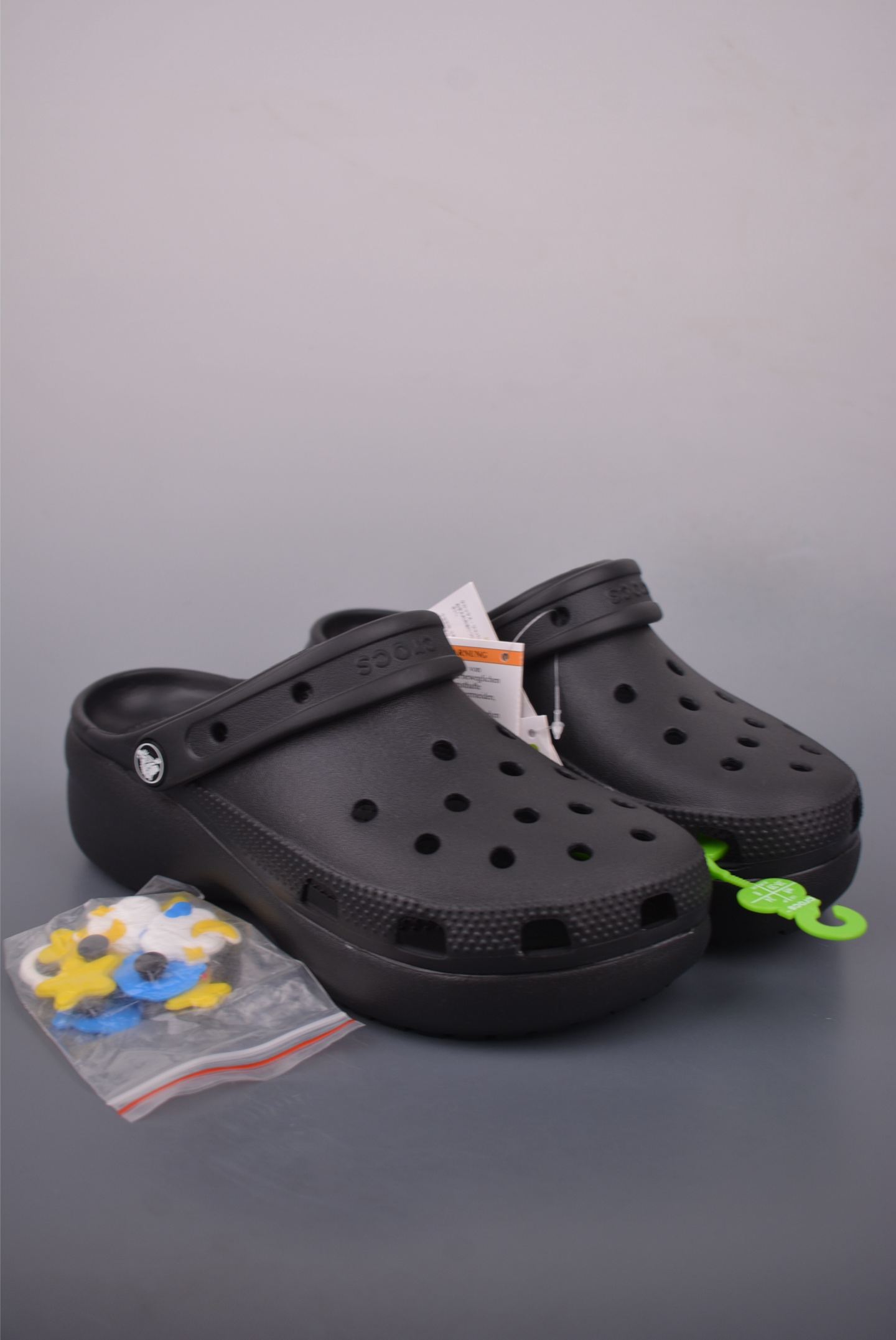 清仓福利🔥💰90  
史诗级独家特价 限时抢购
广东原厂 Crocs 卡骆驰 
经夏季两用沙滩洞洞鞋 凉鞋拖鞋 
透明防水袋包装 注意配件需单独购买 
超轻Croslite专利材料打造 
鞋面更加耐用易清洗 
该鞋款轻盈舒适 经典克骆格诞生 秉承外形简单 
穿着舒适的初衷 不断为消费者带来舒适的穿着体验 穿出“趣”味 
鞋面洞洞可搭彰显个性的智必星 一鞋两穿 
可调节式后跟带增添鞋身的稳固性能 
放前面变成愜意舒适的凉拖 
放后面行走跑跳更加稳妥 Croslite ™材料 
封闭式细胞树脂 能够在体温作用下自动变形以适应脚部形状 
涉水性优秀的同时易于清洁 抓地力强 不易打滑 
Crocs的核心轻便 灵活 全方位的舒适感
官方货号: 331133
同步官方尺码：
M4/W6= 36-37
M5/W7= 37-38
M6/W8=38-39
M7/W9= 39-40