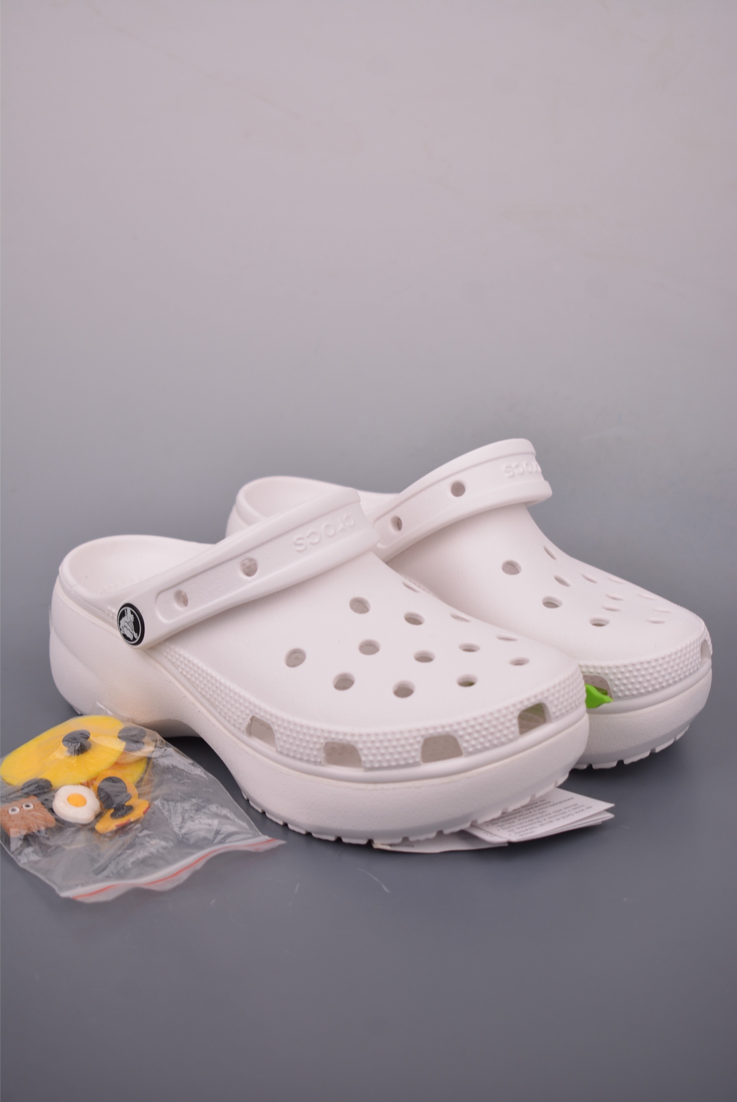 清仓福利🔥💰60  
史诗级独家特价 限时抢购
广东原厂 Crocs 卡骆驰 
经夏季两用沙滩洞洞鞋 凉鞋拖鞋 
透明防水袋包装 注意配件需单独购买 
超轻Croslite专利材料打造 
鞋面更加耐用易清洗 
该鞋款轻盈舒适 经典克骆格诞生 秉承外形简单 
穿着舒适的初衷 不断为消费者带来舒适的穿着体验 穿出“趣”味 
鞋面洞洞可搭彰显个性的智必星 一鞋两穿 
可调节式后跟带增添鞋身的稳固性能 
放前面变成愜意舒适的凉拖 
放后面行走跑跳更加稳妥 Croslite ™材料 
封闭式细胞树脂 能够在体温作用下自动变形以适应脚部形状 
涉水性优秀的同时易于清洁 抓地力强 不易打滑 
Crocs的核心轻便 灵活 全方位的舒适感
官方货号: 331133
同步官方尺码：
M4/W6= 36-37
M5/W7= 37-38
M6/W8=38-39
M7/W9= 39-40