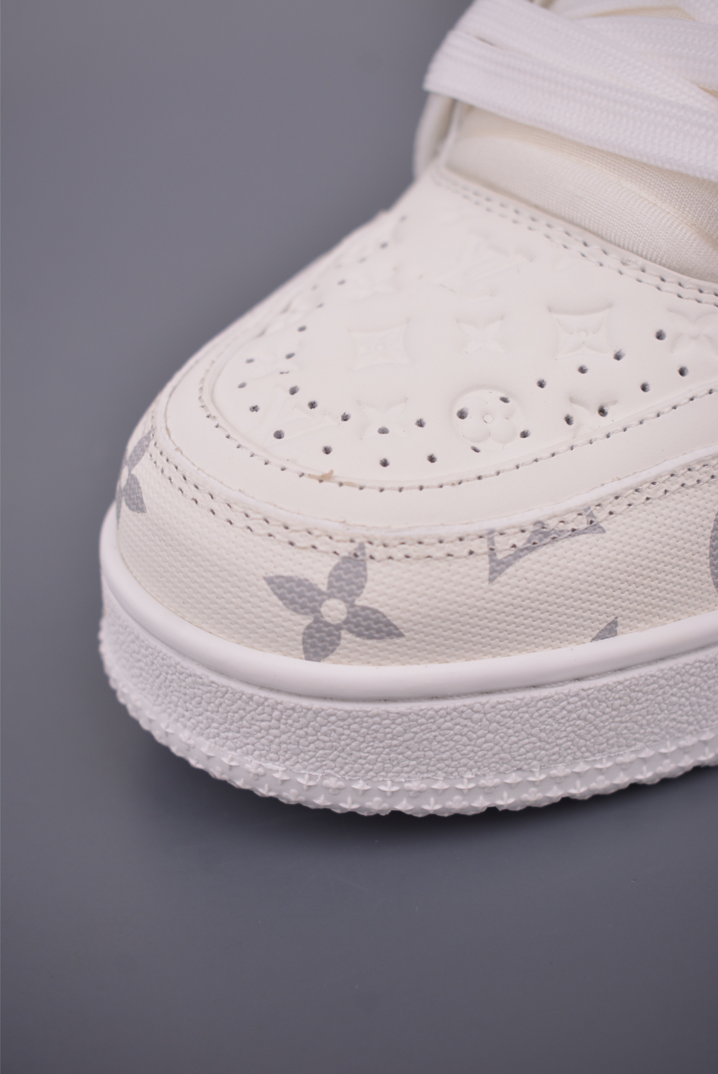 Louis Vuitton Trainer Sneaker White Leather Limited Edition Design Shoes 7 i1758413428915 2900 0 5