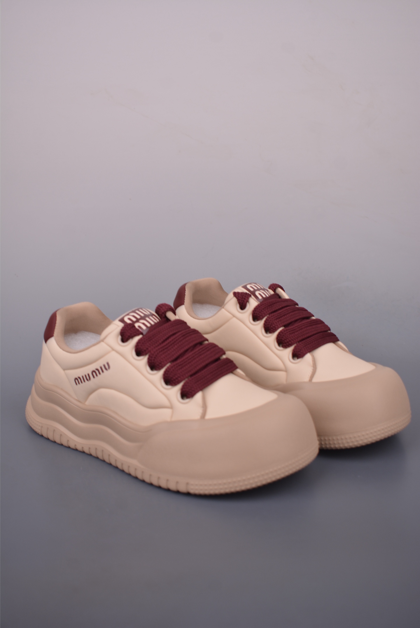 💰260
MIU MIU 缪缪 Sko A/S新款德训鞋
颜值担当火爆款 厚底老爹鞋
不得不入的一款 做旧日时尚
简约高级 随意搭配上脚非常舒适 年度必入款
最新走秀款运动小白鞋国内外博主刷爆的一款
小红书种草系列
复古又时髦上脚美炸了简约的运动板鞋设计
极具辨识度的鞋舌 打造佛系甜美的休闲风
上脚气场十足随意搭配 选用头层牛皮材质
内里丝绸牛皮里 原版t抽真空厚底 复古擦色做旧
官方货号: 202509133633
尺码:35 36 37 38 39 40 41 42 43 44 45