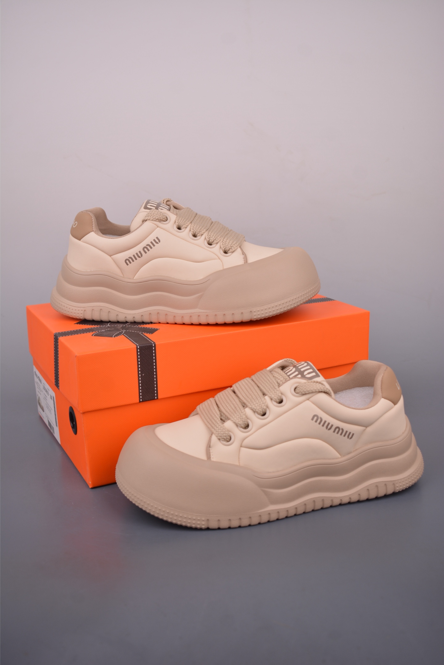 💰260
MIU MIU 缪缪 Sko A/S新款德训鞋
颜值担当火爆款 厚底老爹鞋
不得不入的一款 做旧日时尚
简约高级 随意搭配上脚非常舒适 年度必入款
最新走秀款运动小白鞋国内外博主刷爆的一款
小红书种草系列
复古又时髦上脚美炸了简约的运动板鞋设计
极具辨识度的鞋舌 打造佛系甜美的休闲风
上脚气场十足随意搭配 选用头层牛皮材质
内里丝绸牛皮里 原版t抽真空厚底 复古擦色做旧
官方货号: 202509133633
尺码:35 36 37 38 39 40 41 42 43 44 45