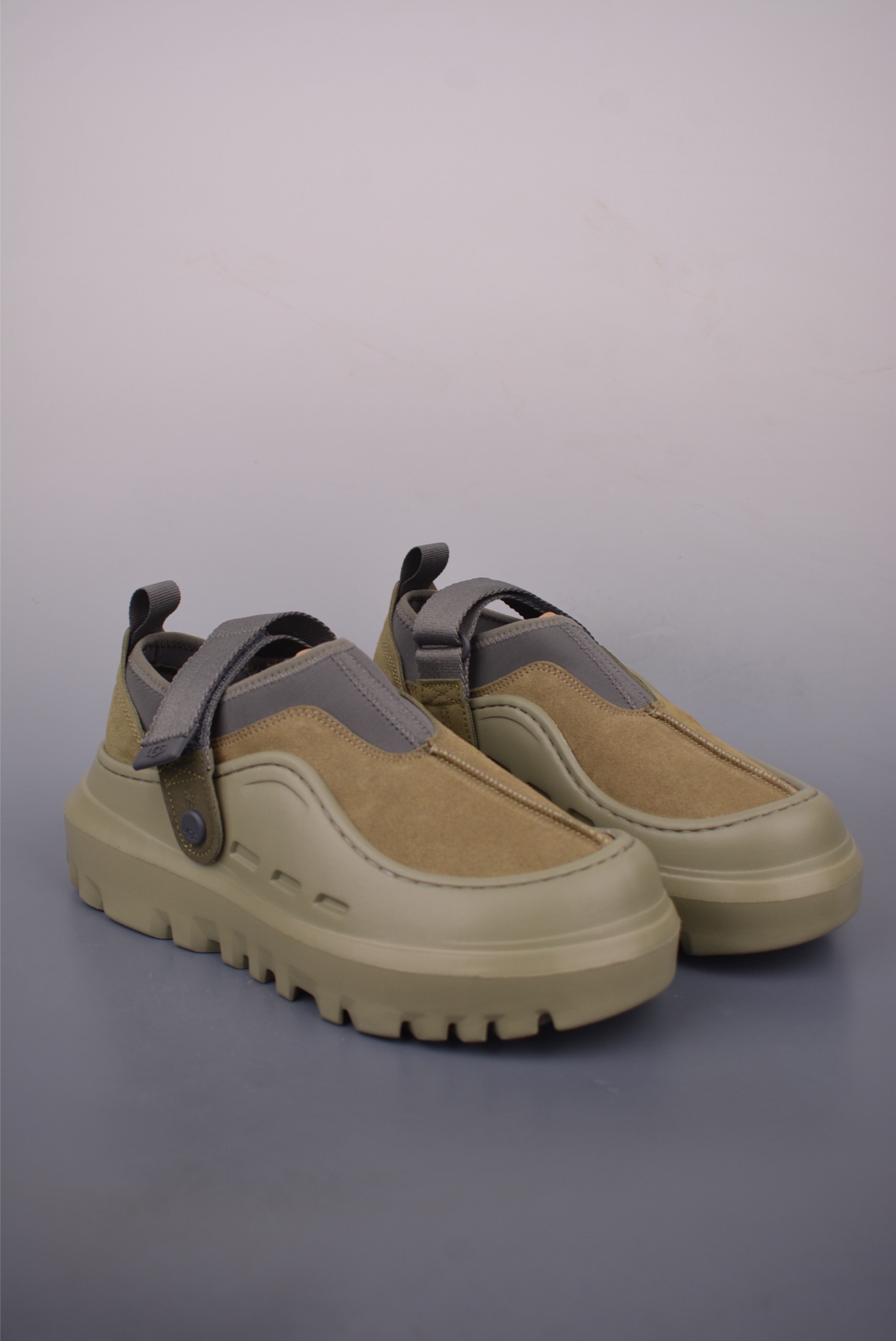 UGG秋季新款雪之答案SKTA 厚底增高舒适轻便透气洞洞鞋 经典简约舒适百搭 时尚潮流休闲 静音防磨防 是夏日里的活力炸弹充满青春活力 网面材质透气轻盈 夏天穿超清凉 可调节搭扣设计 方便叉贴心 厚底防滑 走路稳当当 无论是去沙滩玩耍 还是城市街头漫步 它都能让你活力满满 成为众人瞩目的焦点~ 官方货号: 11713553363