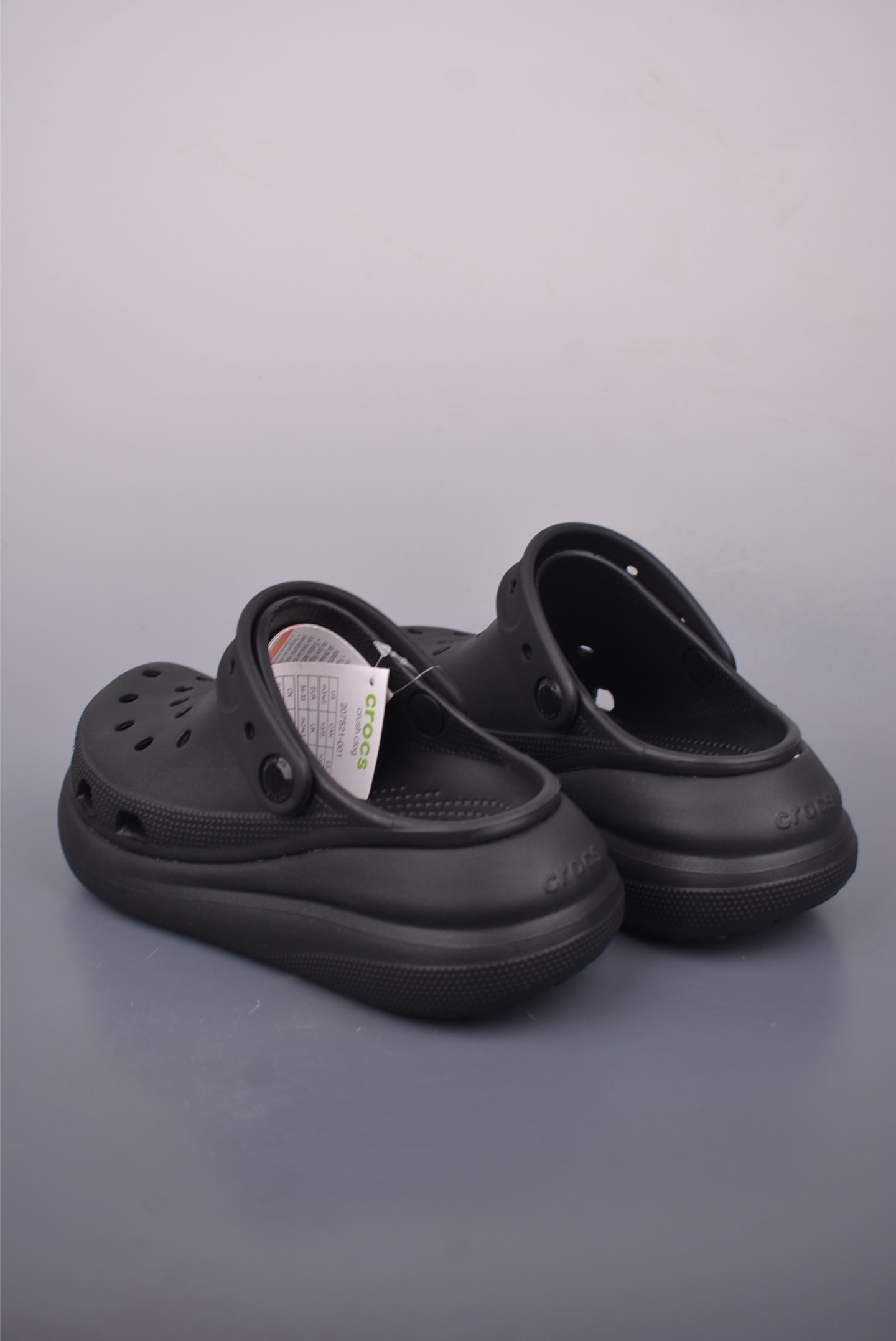 清仓福利🔥💰90  
史诗级独家特价 限时抢购
广东原厂 Crocs 卡骆驰 
经夏季两用沙滩洞洞鞋 凉鞋拖鞋 
透明防水袋包装 注意配件需单独购买 
超轻Croslite专利材料打造 
鞋面更加耐用易清洗 
该鞋款轻盈舒适 经典克骆格诞生 秉承外形简单 
穿着舒适的初衷 不断为消费者带来舒适的穿着体验 穿出“趣”味 
鞋面洞洞可搭彰显个性的智必星 一鞋两穿 
可调节式后跟带增添鞋身的稳固性能 
放前面变成愜意舒适的凉拖 
放后面行走跑跳更加稳妥 Croslite ™材料 
封闭式细胞树脂 能够在体温作用下自动变形以适应脚部形状 
涉水性优秀的同时易于清洁 抓地力强 不易打滑 
Crocs的核心轻便 灵活 全方位的舒适感
官方货号: 331133
同步官方尺码：
M4/W6= 36-37
M5/W7= 37-38
M6/W8=38-39
M7/W9= 39-40