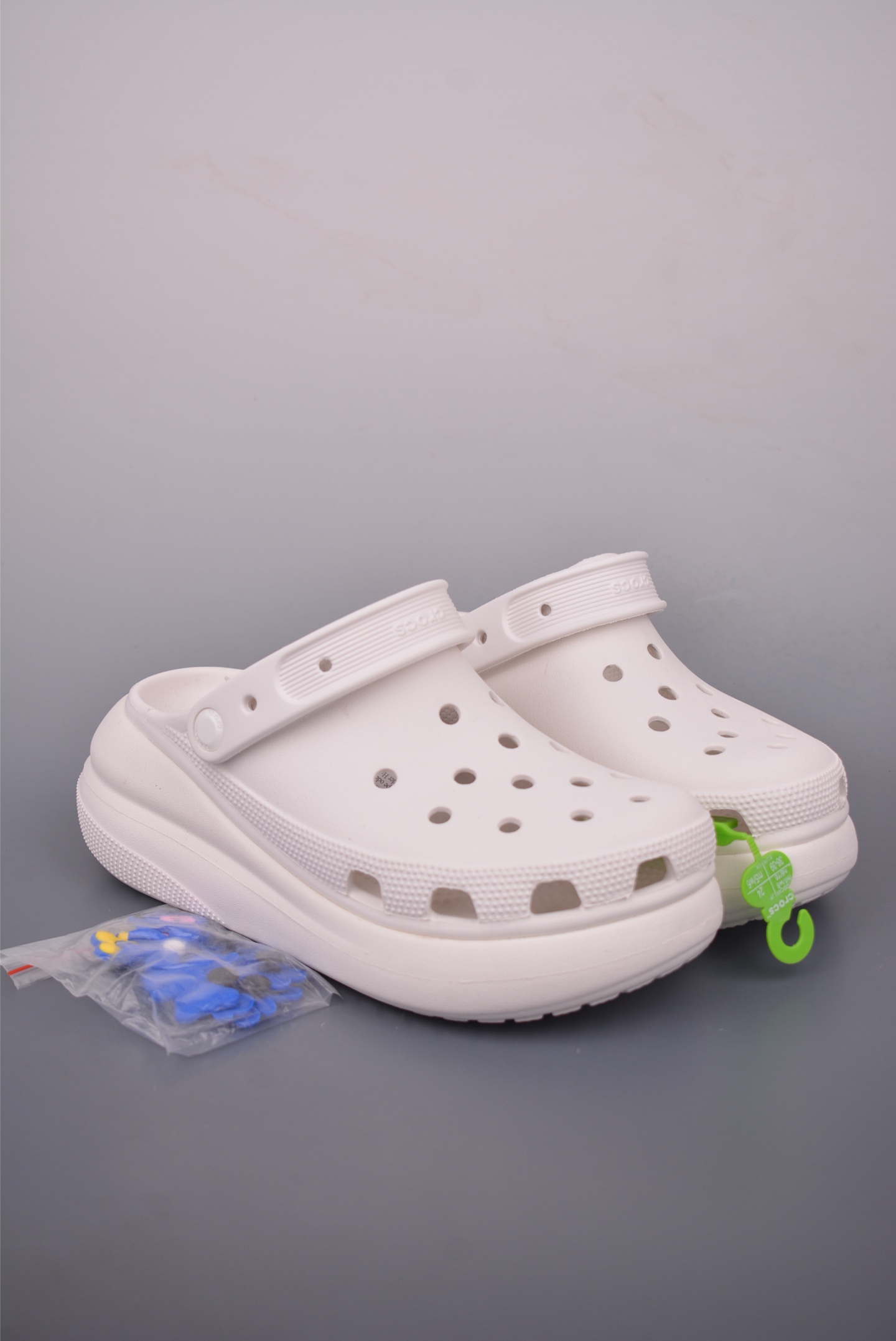 清仓福利🔥💰90  
史诗级独家特价 限时抢购
广东原厂 Crocs 卡骆驰 
经夏季两用沙滩洞洞鞋 凉鞋拖鞋 
透明防水袋包装 注意配件需单独购买 
超轻Croslite专利材料打造 
鞋面更加耐用易清洗 
该鞋款轻盈舒适 经典克骆格诞生 秉承外形简单 
穿着舒适的初衷 不断为消费者带来舒适的穿着体验 穿出“趣”味 
鞋面洞洞可搭彰显个性的智必星 一鞋两穿 
可调节式后跟带增添鞋身的稳固性能 
放前面变成愜意舒适的凉拖 
放后面行走跑跳更加稳妥 Croslite ™材料 
封闭式细胞树脂 能够在体温作用下自动变形以适应脚部形状 
涉水性优秀的同时易于清洁 抓地力强 不易打滑 
Crocs的核心轻便 灵活 全方位的舒适感
官方货号: 331133
同步官方尺码：
M4/W6= 36-37
M5/W7= 37-38
M6/W8=38-39
M7/W9= 39-40