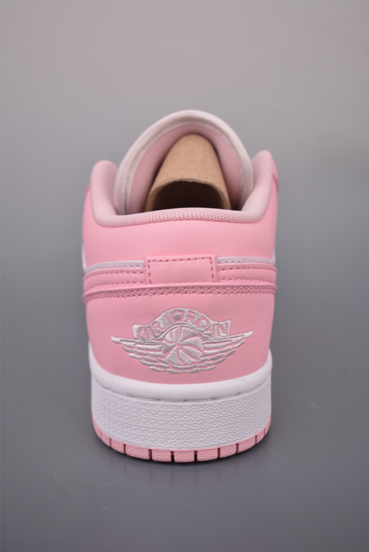 200 Air Jordan 1 Low 白粉 AJ1乔1低帮休闲板鞋 553560-614-Chinese UA Cheap High Quatity Brand Clothes Bags handbags Sneakers wholesale wholesaler seller from China Factory suppliers Fashion Clothing Shoes best Quality Beautiful Price 200 Air Jordan 1 Low 白粉 AJ1乔1低帮休闲板鞋 553560-614