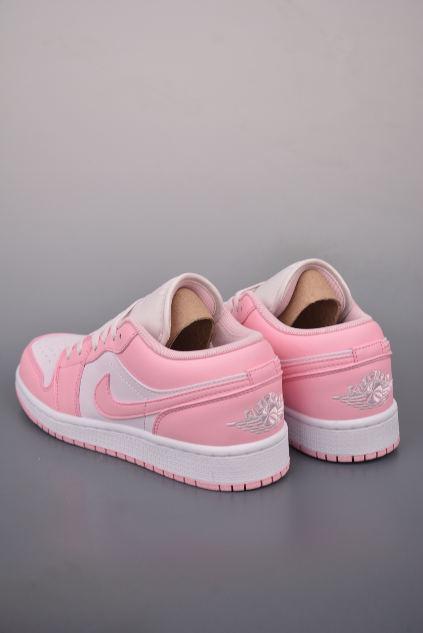 200 Air Jordan 1 Low 白粉 AJ1乔1低帮休闲板鞋 553560-614-Chinese UA Cheap High Quatity Brand Clothes Bags handbags Sneakers wholesale wholesaler seller from China Factory suppliers Fashion Clothing Shoes best Quality Beautiful Price 200 Air Jordan 1 Low 白粉 AJ1乔1低帮休闲板鞋 553560-614