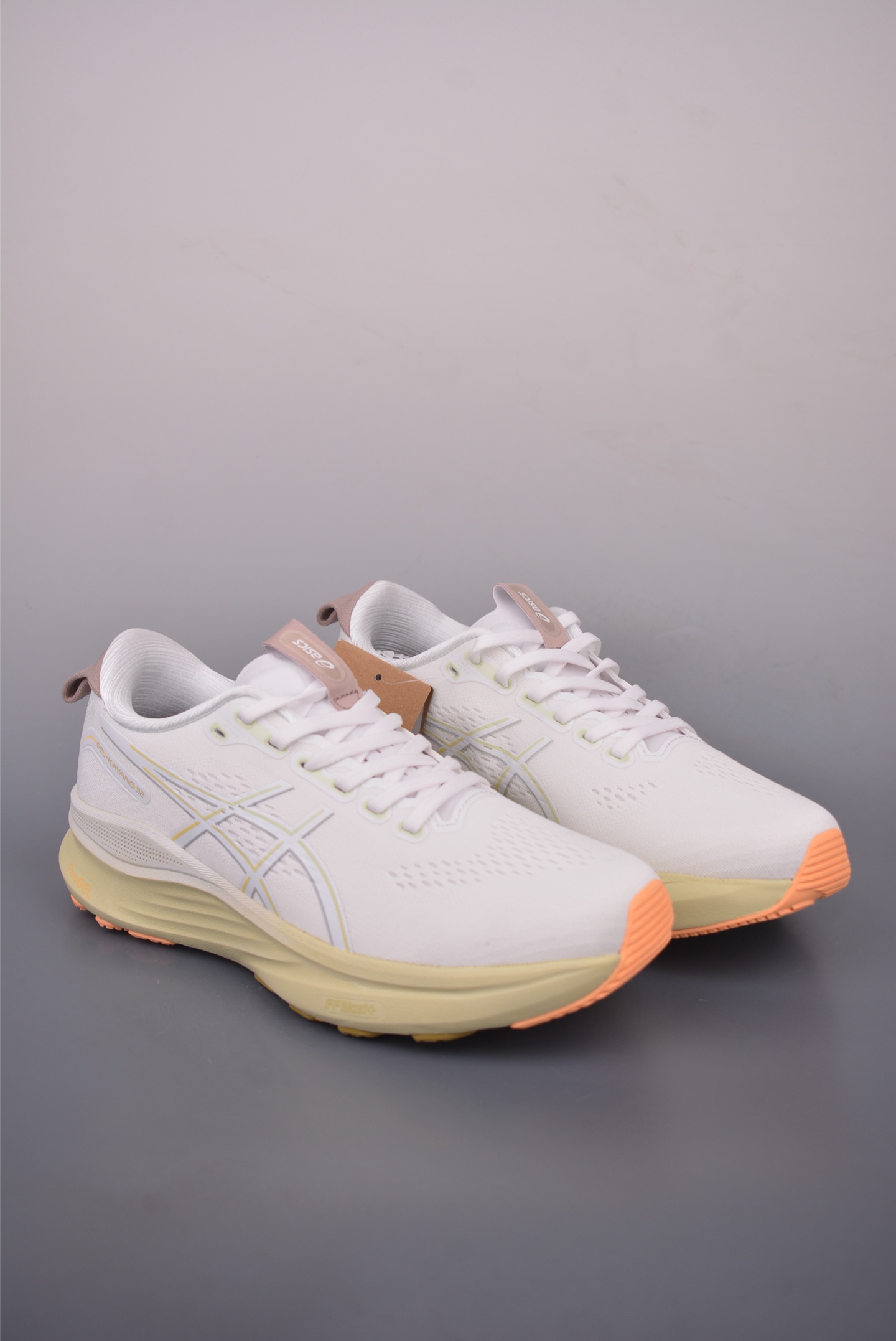 💰180 
AsicsGel-Kayano 32
亚瑟士运动休闲透气专业跑鞋 
GEL-KAYANO32可提供出众的稳定性与缓冲
4D GUIDANCESYSTEMTM新科技提供可适应多种环境的稳定性 
此种置于中底内部的自适应发泡材料
可在每一次冲击后帮助足弓重新定位
强化迈步时的支撑性中底处的另一项升级为FFBLASTTM PLUSECO缓冲科技
此种材料含有约24%的生物基成分
可在每一步中创造绵柔的触地脚感PureGELM科技位干鞋跟底部
柔软度比标准GELM科技高65%
为长跑训练者带来令人惊奇的运动顺畅感
官方货号: 1011C051 1011124
尺码: 36 36.5 37.5 38 38.5 39 40 40.5 41.5 42 42.5 43.5 44 45 46