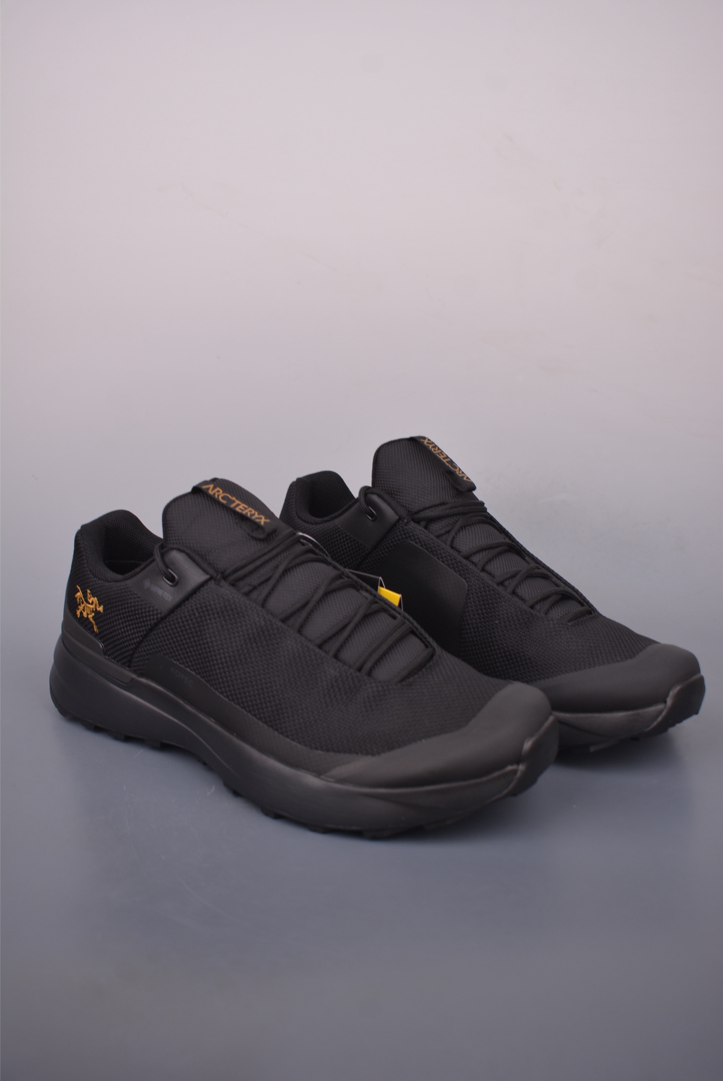 始祖鸟NORVAN КОРЕС GTX M 覆盖透气男越野跑鞋 官方同步上架 广东纯原版本出品 适合技术路线单日徒步穿着也可以一脚蹬穿法 aeriosflgtx鞋受到长途野外跑步鞋的启发 适合在变化的地形上进行快速轻快的徒步旅行穿着,舒适而有支撑性,使您充满信心.该设计与脚部融为一体,可最大限度地减少摩擦,gore-tex保护膜网砂,采用gore隐形适体(invisiblefit)技术,更轻薄舒适.敏捷、稳定和技术路线上的自信源于vibram® megagrip外底、压缩eva内底以及一体的tpu.重量约:275g技术特点透气轻量耐磨鞋子鞋外底结构vibram®megagripM橡胶化合材料耐用柔软鞋子结构tpu鞋头可防磨损压缩eva泡沫内底以及一体的tpu铁芯提高了灵活性和稳定性,使您充满信心鞋子衬垫结构4mm厚ortholiteM3d模制插片材料gore-tex薄膜tpu高耐磨保护膜cordura® 官方货号: L081956003129