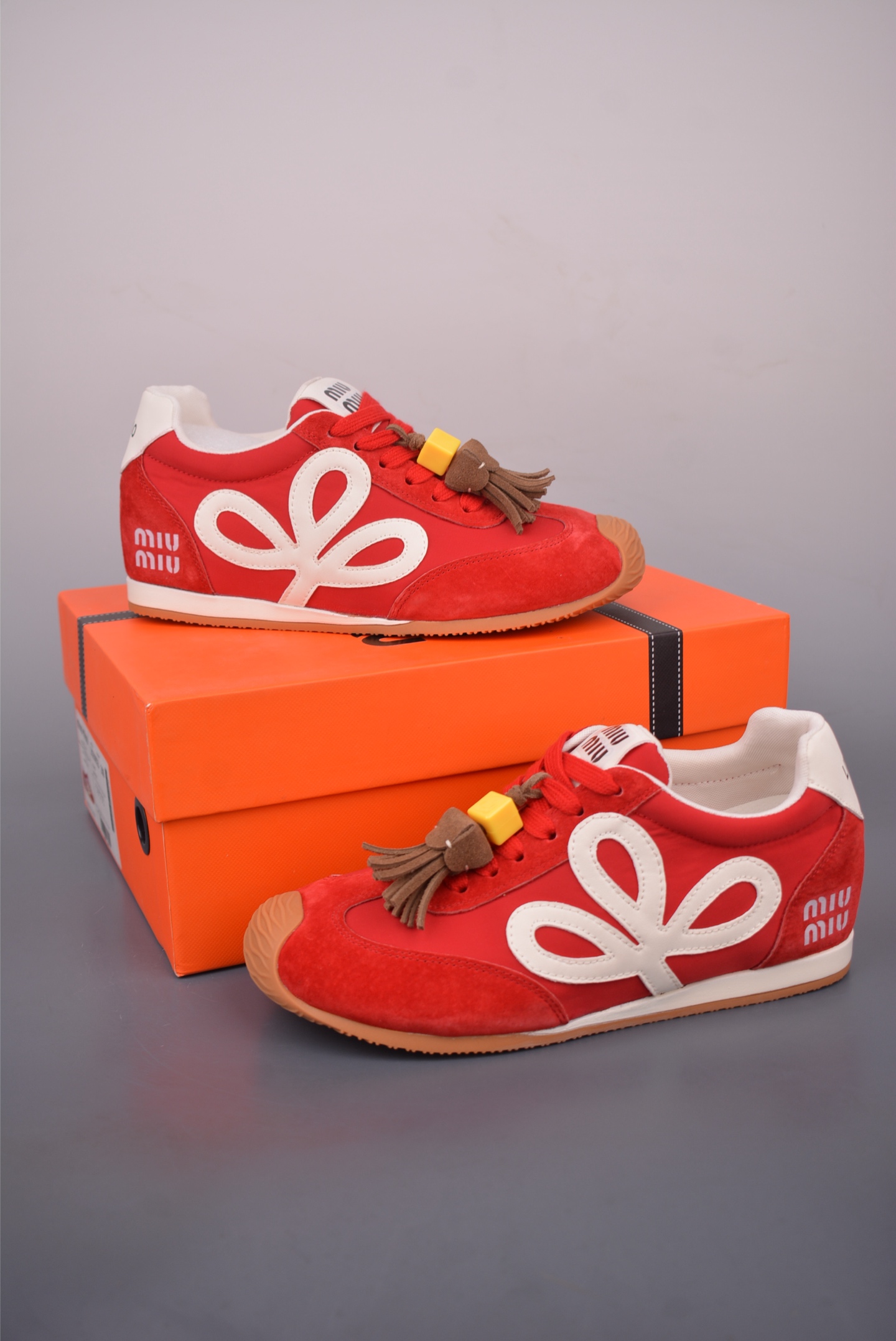 💰260
MIU MIU 缪缪 Sko A/S新款
颜值担当火爆款 厚底老爹鞋
不得不入的一款 做旧日时尚
简约高级 随意搭配上脚非常舒适 年度必入款
最新走秀款运动小白鞋国内外博主刷爆的一款
小红书种草系列
复古又时髦上脚美炸了简约的运动板鞋设计
极具辨识度的鞋舌 打造佛系甜美的休闲风
上脚气场十足随意搭配 选用头层牛皮材质
内里丝绸牛皮里 原版t抽真空厚底 复古擦色做旧
官方货号: 202509133633
尺码:35 36 37 38 39 40