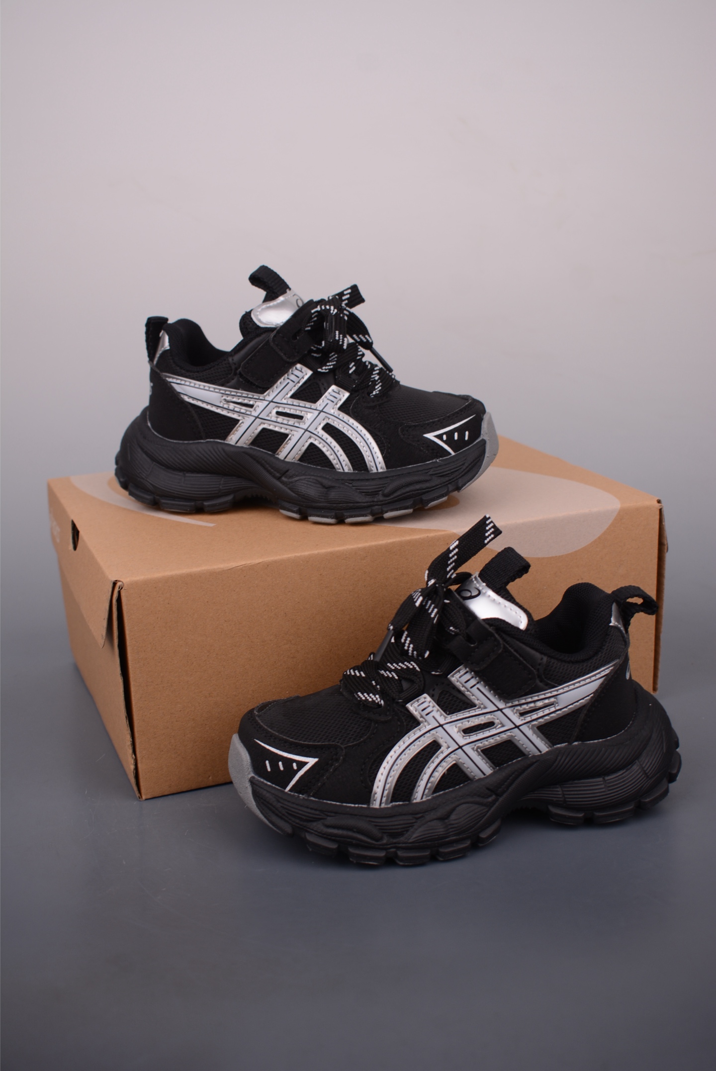 ASICS童鞋 休闲运动慢跑鞋 全套原楦原模倾力打造完美版型 独家原厂航空铝磨具打磨大底 鞋头坡度极致还原 无解鞋型 原盒原配 圈内天花板工艺 原厂冲刀 超高清洁度 全鞋零毛边皮料切割 官方货号: 923612415