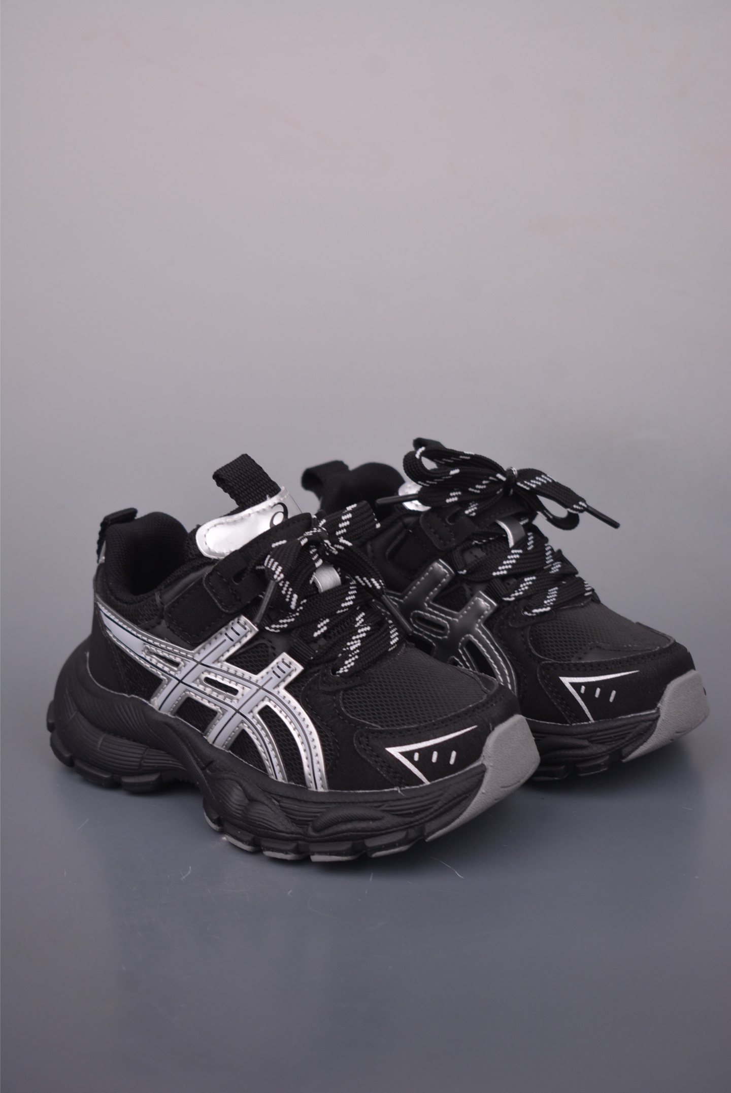 ASICS童鞋 休闲运动慢跑鞋 全套原楦原模倾力打造完美版型 独家原厂航空铝磨具打磨大底 鞋头坡度极致还原 无解鞋型 原盒原配 圈内天花板工艺 原厂冲刀 超高清洁度 全鞋零毛边皮料切割 官方货号: 923612415