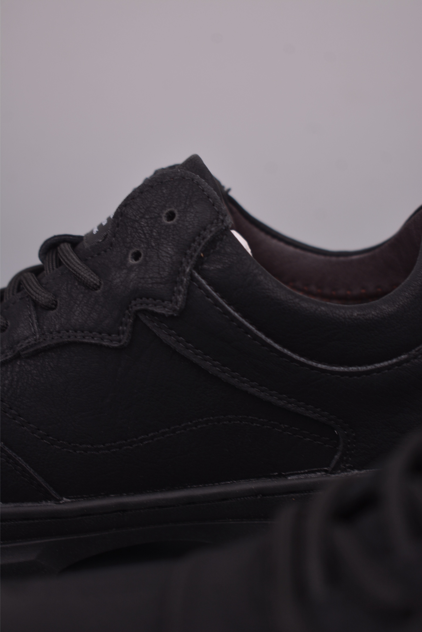Timberland Classic Mid-Top Shoes: Italian Leather, Anti-Odor Insole, Durable 9 i1758670699002 4916 0 7