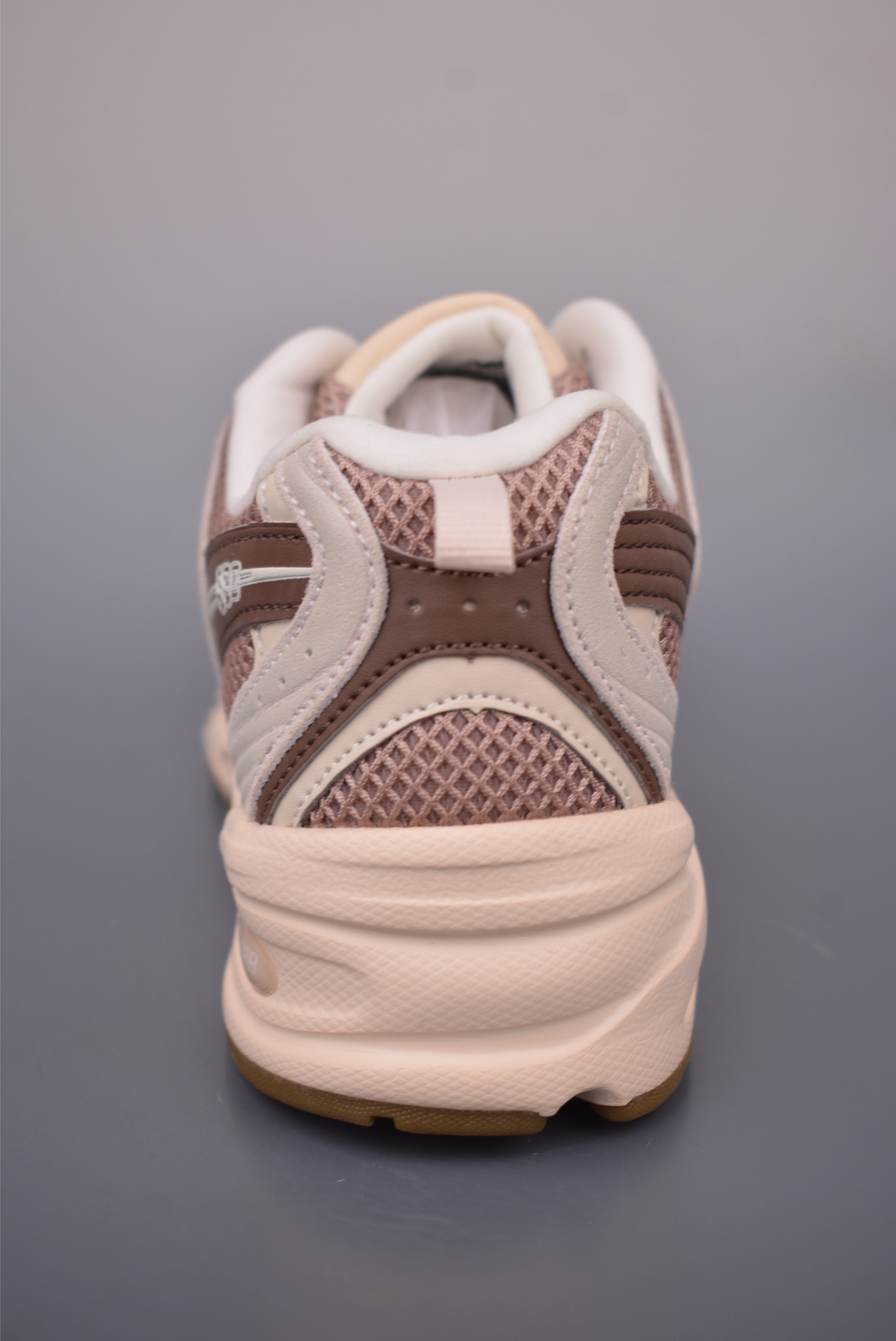 💰150 
New Balance 530 复古跑鞋 
小红书爆款 官网售罄
这双鞋确实是NB家经典复古款式之一，以全新科技诠释，成功打造530鞋款，鞋面在保持530基本线条和片层结构的同时，采用更为简洁、流畅的设计语言
官方货号: U530SUA1635
尺码：36 37 37.5 38 38.5 39.5 40 40.5 41.5 42 42.5 43 45