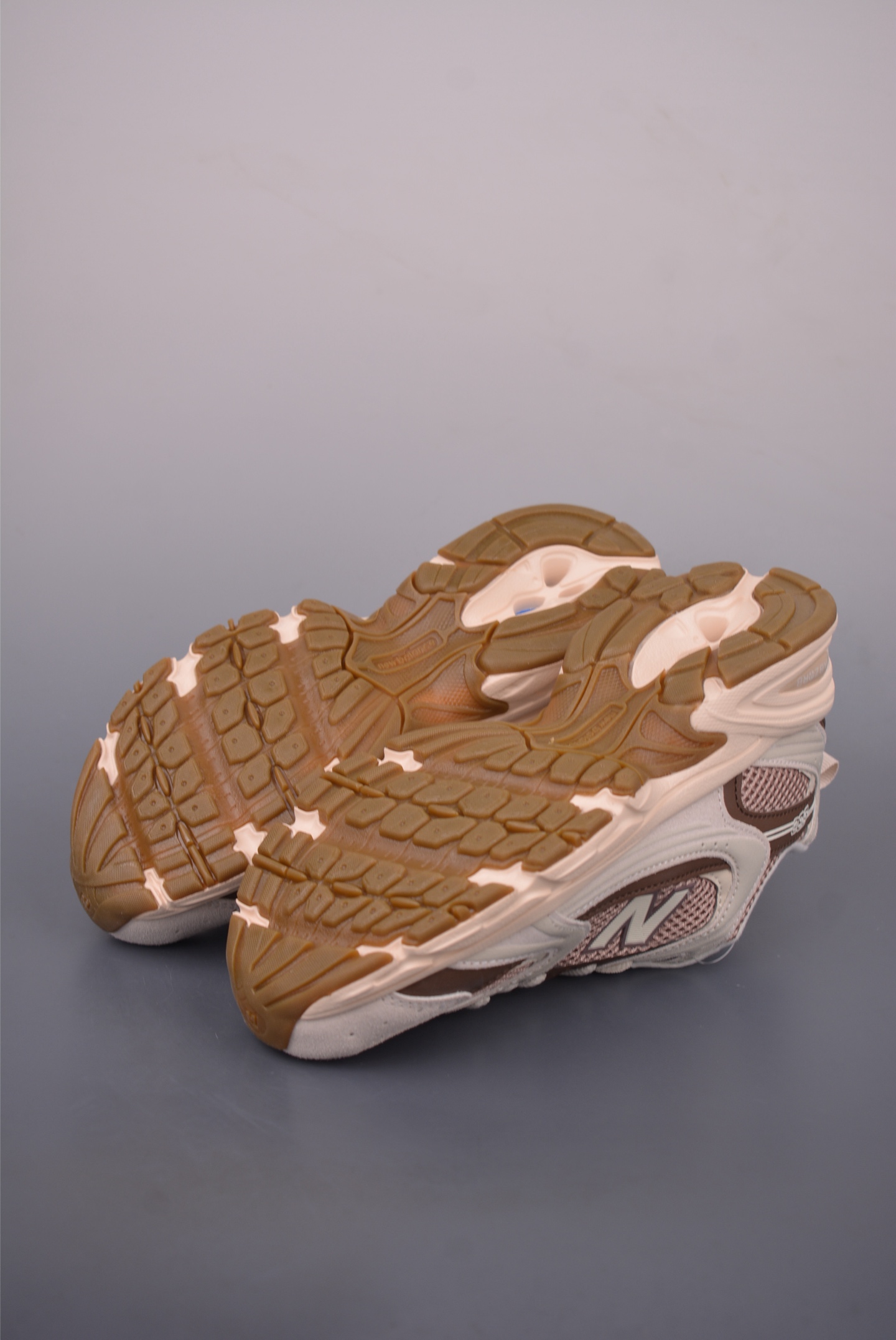 💰150 
New Balance 530 复古跑鞋 
小红书爆款 官网售罄
这双鞋确实是NB家经典复古款式之一，以全新科技诠释，成功打造530鞋款，鞋面在保持530基本线条和片层结构的同时，采用更为简洁、流畅的设计语言
官方货号: U530SUA1635
尺码：36 37 37.5 38 38.5 39.5 40 40.5 41.5 42 42.5 43 45